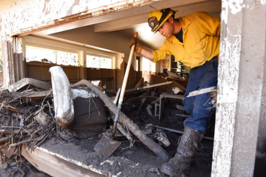 Crews ramp up effort to rescue live victims of California mudslide Crews ramp up effort to rescue live victims of California mudslide
