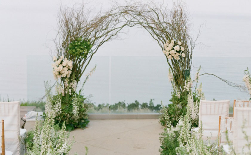 Arcos de flores com ramos e enfeites