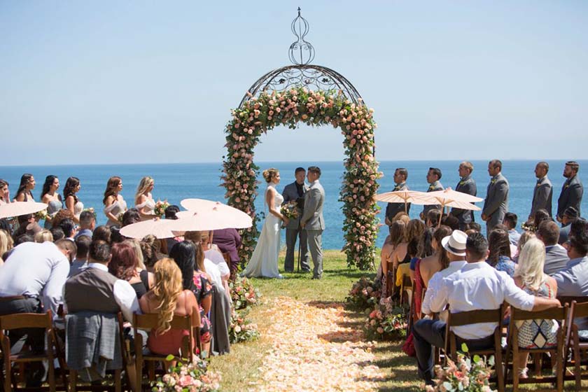 Arco de flores em estrutura de ferro