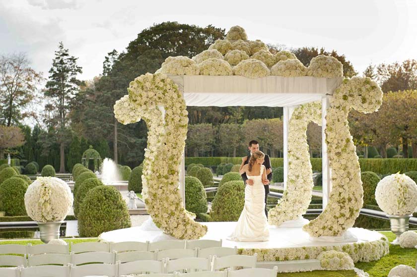 Arco de flores formando um desenho de arabesco