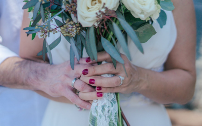 Esmaltes coloridos para noivas que querem ousar