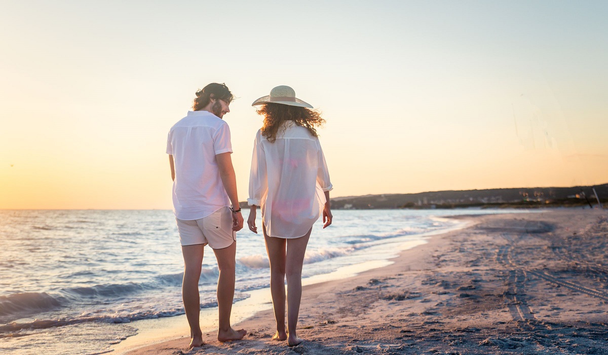 Para evitar qualquer imprevisto durante a viagem a dois, não se esqueça de contratar o seguro viagem para lua de mel! O planejamento do casamento e da lua de mel envolve tantas tarefas que, às vezes, os noivos se esquecem de acertar detalhes complementares. Um deles diz respeito ao seguro viagem para lua de mel, uma questão crucial que não deve ser deixada de lado pelo casal. O seguro viagem dá a garantia aos recém-casados de que tudo correrá bem durante a lua de mel e que os dias a dois serão inesquecíveis, mas pelos motivos certos! Por que contratar o seguro viagem para lua de mel? Pense bem: por mais que a lua de mel seja um momento de puro romantismo e emoção, ninguém está livre de imprevistos durante os dias que estiverem viajando. No caso de quem vai para o exterior, é preciso ter cuidado redobrado com os imprevistos, que incluem doenças e acidentes. Imagine estar em um país onde você não conhece ninguém, não fala o idioma e precisa de cuidados médicos sem ter um plano de saúde que cobre os custos? As despesas podem ser altíssimas, e o que era para ser um sonho, acaba virando pesadelo sem o seguro viagem. Portanto, ter um seguro viagem para lua de mel não é supérfluo, é necessidade! Qual o melhor tipo de seguro para minha viagem? Na hora de escolher seu seguro viagem de lua de mel, vale a pena pesquisar bastante, já que existem diversos tipos de cobertura. Há coberturas de seguro viagem nacional e viagem internacional; existem as modalidades que cobrem acidentes, doenças e morte, como também estão disponíveis as coberturas que indenizam apenas em casos de acidentes e doenças. Para os casais que vão fazer uma viagem de aventura, o ideal é contratar um seguro com cobertura para acidentes, já que os esportes radicais sempre oferecem riscos aos praticantes. Como posso contratar o seguro viagem? A contratação do seguro viagem pode ser feita diretamente nas seguradoras e nas corretoras de seguro em lojas físicas. Muitas empresas se seguros permitem também que os interessados em ter uma apólice de seguros consigam negociar tudo de forma online. O futuro segurado acessa o site da seguradora ou corretora, preenche o formulário com os dados exigidos e aguarda a equipe entrar em contato para mais esclarecimentos. Dicas para contratar o seguro viagem de lua de mel - Analise com cuidado todas as cláusulas da apólice de seguros antes de assiná-la; - Busque seguradoras ou corretoras confiáveis e que tenham muito tempo de atuação no mercado; - Não contrate um seguro apenas pelo preço: pense que o barato pode sair caro! Verifique todos os custos-benefícios antes da contratação; - Confira se o seguro contratado inclui algum tipo de franquia para o segurado.