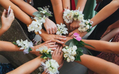 Corsage floral para madrinhas de casamento é tendência 2018!