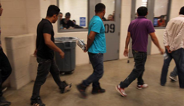 Vista de inmigrantes que han cruzado ilegalmente la frontera, detenidos para ser procesados dentro de una estación de la Patrulla Fronteriza de McAllen, Texas (EEUU). EFE/Archivo