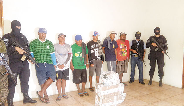 Los seis salvadoreños detenidos por posible tráfico de droga son pescadores artesanales de la playa San Diego, La Libertad. Ayer fueron presentados por la Policía. / Cortesía Fiscalía