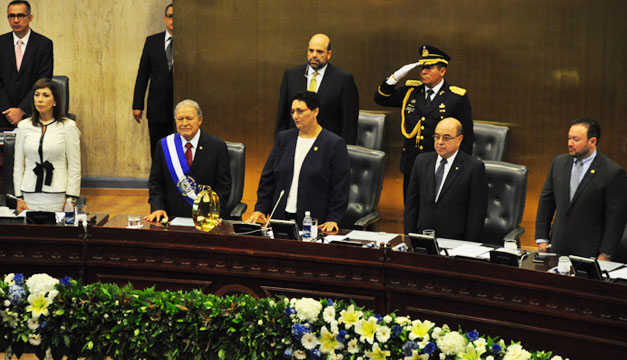 Salvador-Sanchez-Ceren-en-Asamblea-Legislativa