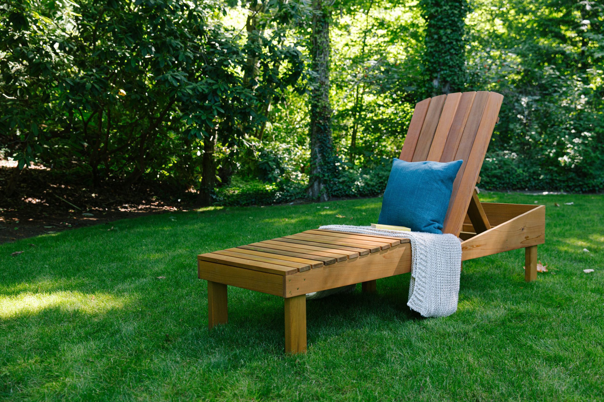 Wood DIY lounge chair with pillow and blanket, stained with Sikkens Cetol SRD Natural Oak.