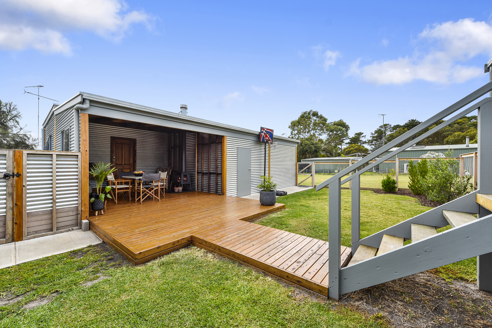 1 Holloway Street, Donovans