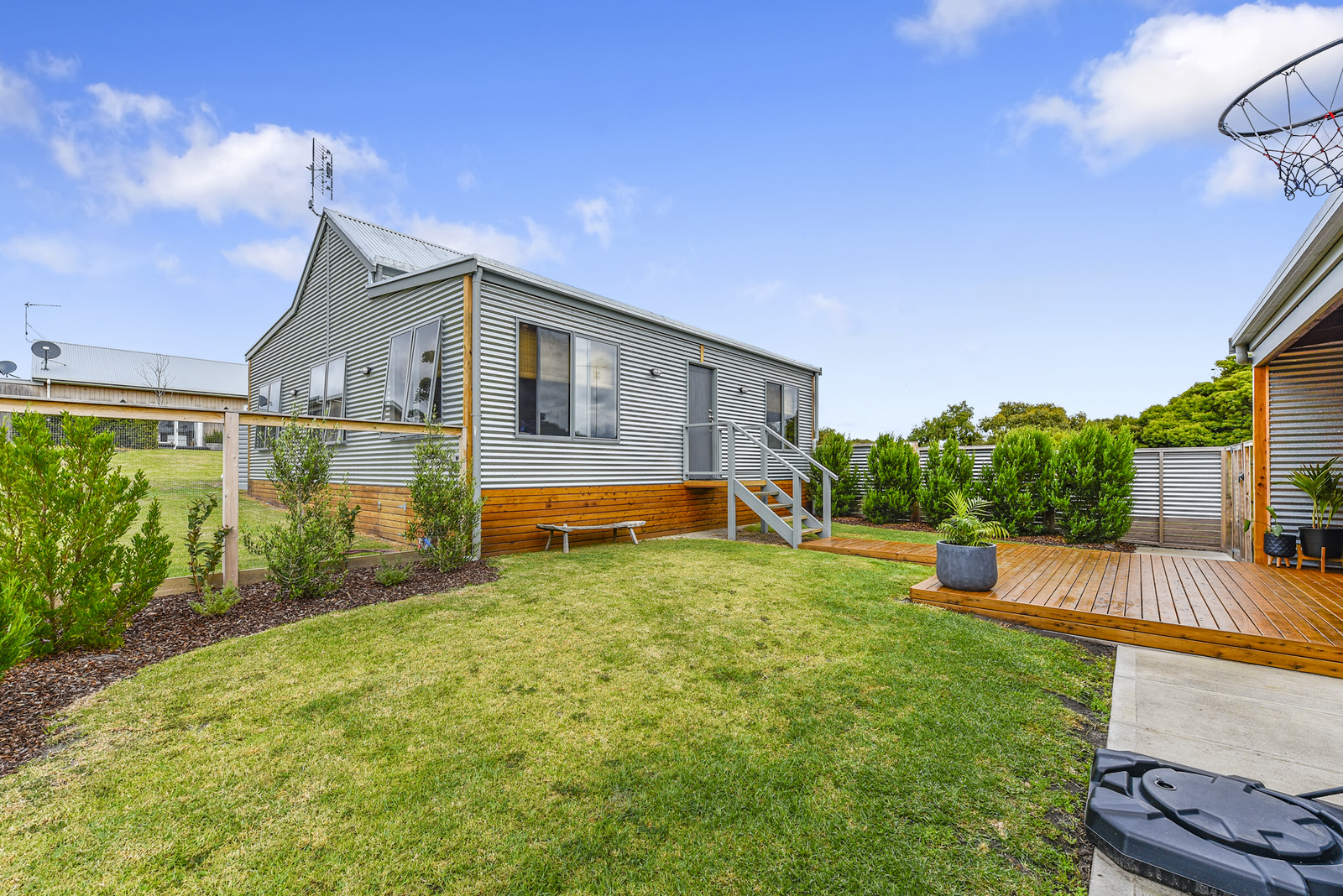 1 Holloway Street, Donovans