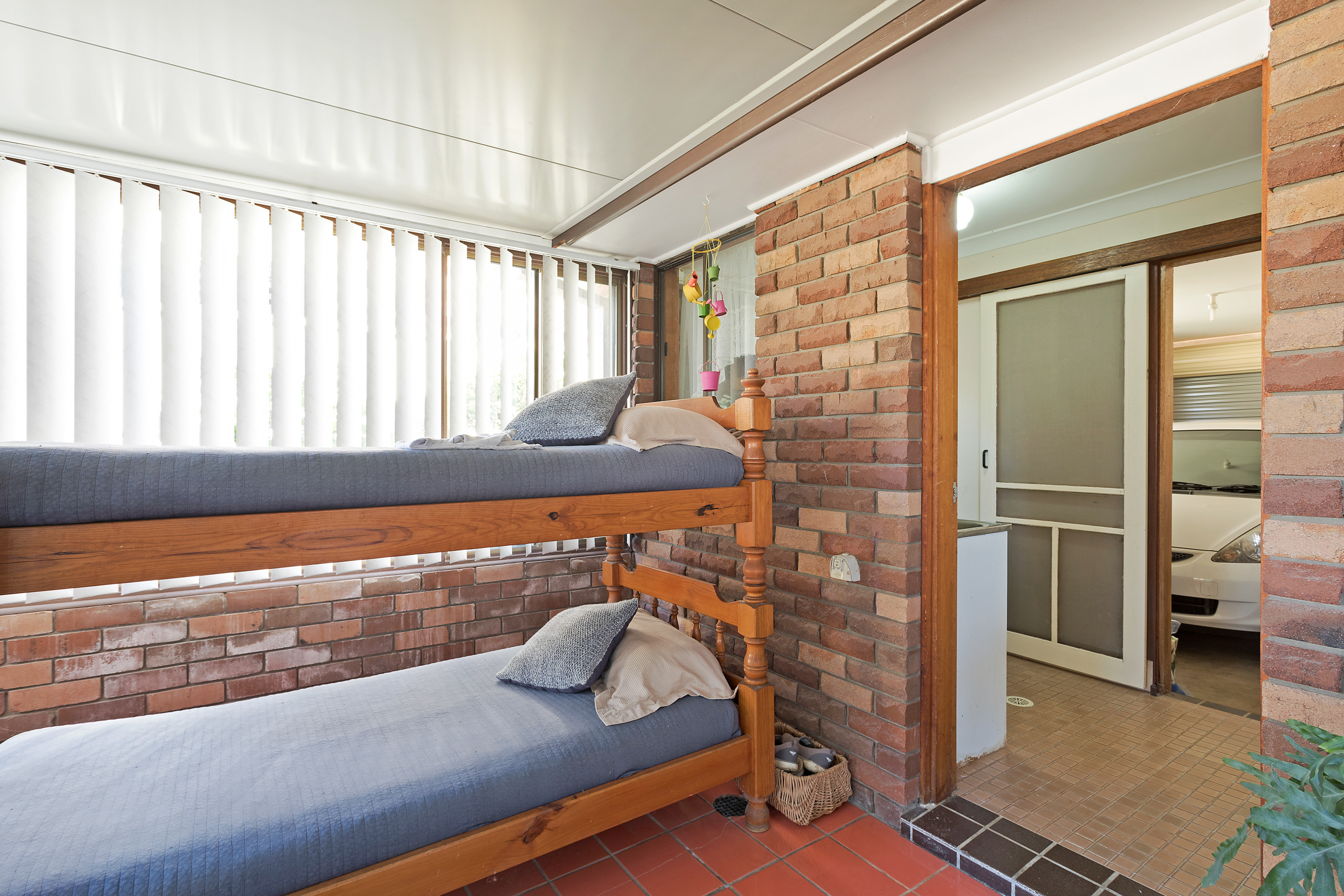 20 Sunset Boulevard, Kianga