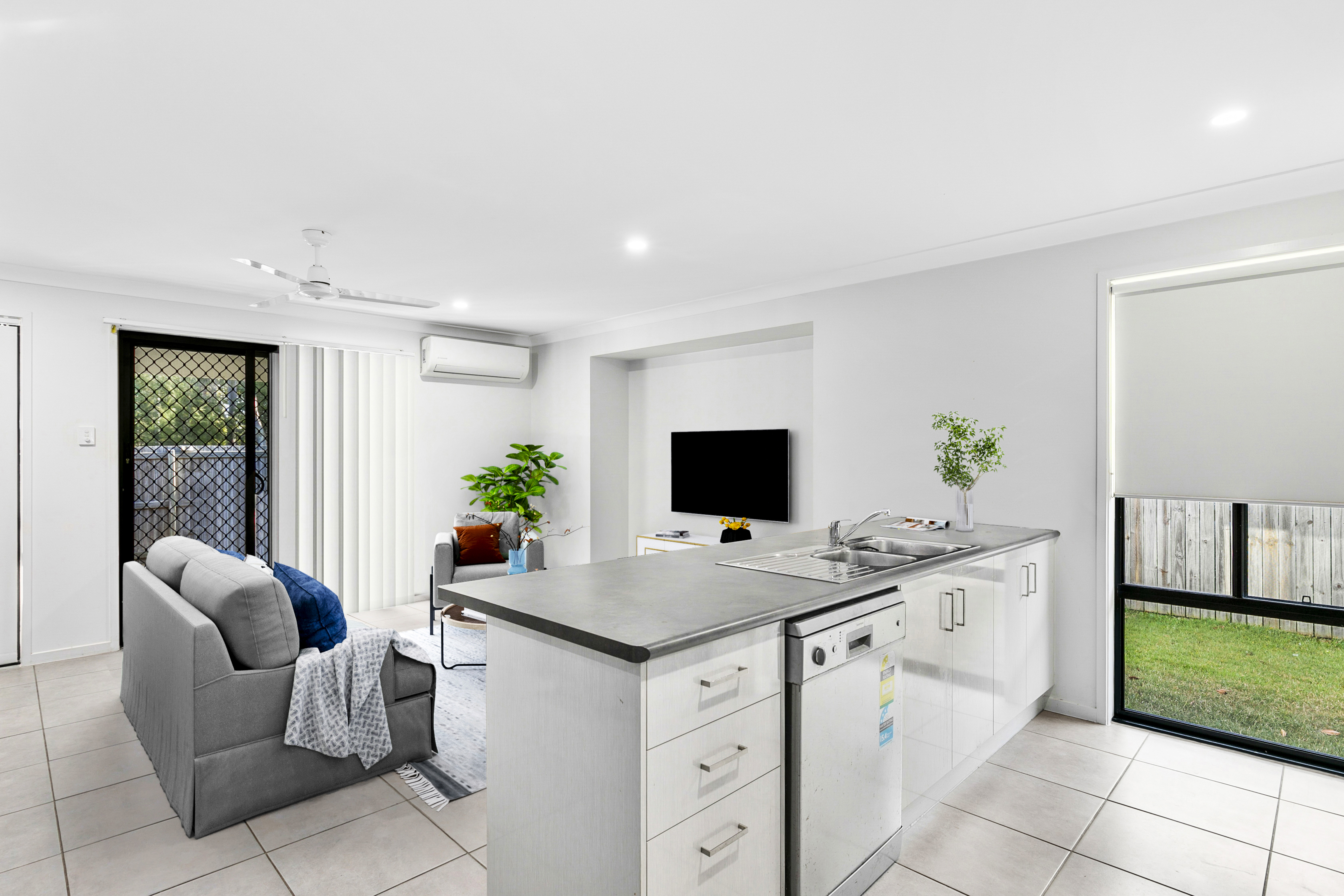 1 / 102 Bradman Way, Urangan