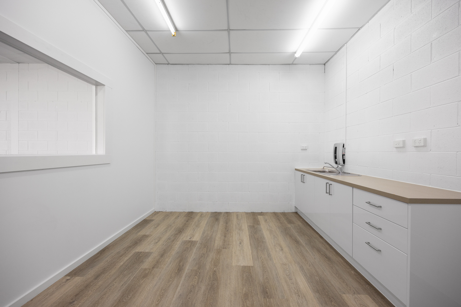 Shop 5 / 79-81 Macquarie Street, George Town