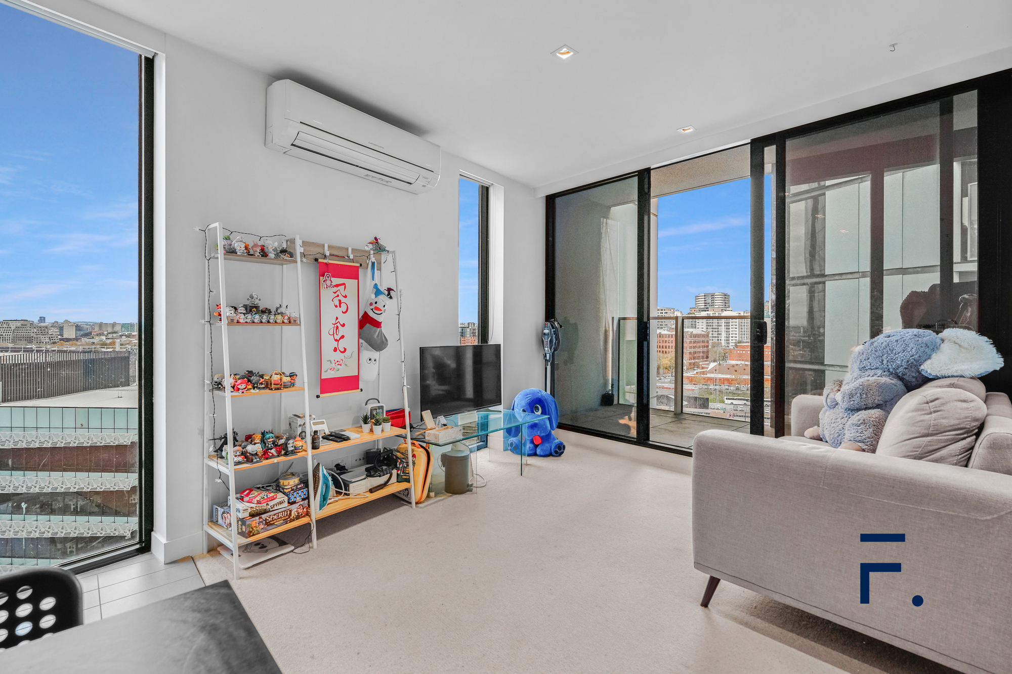 1313 / 677 La Trobe Street, DOCKLANDS