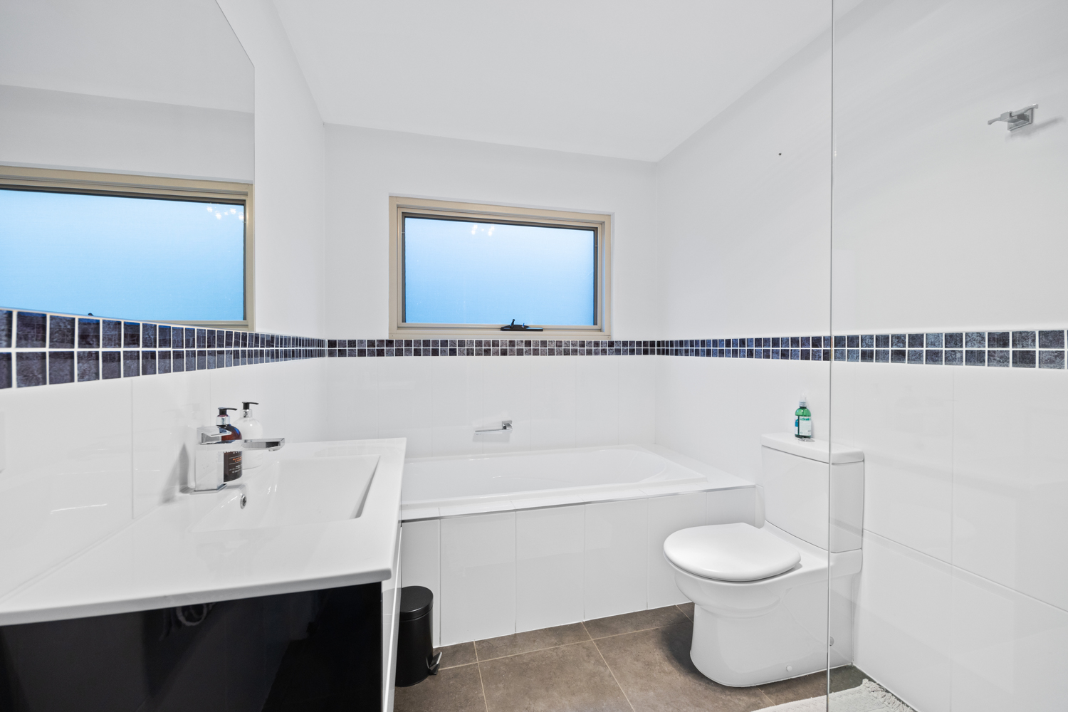 2 / 3 Greenway Close, Riverside