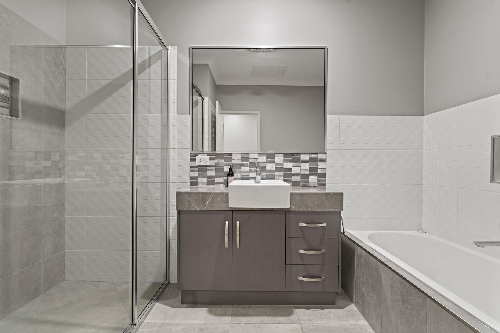 2 / 6 Waller Street, Atherton