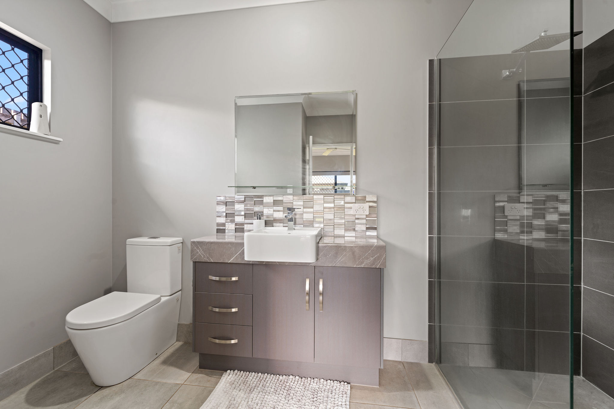 2 / 6 Waller Street, Atherton