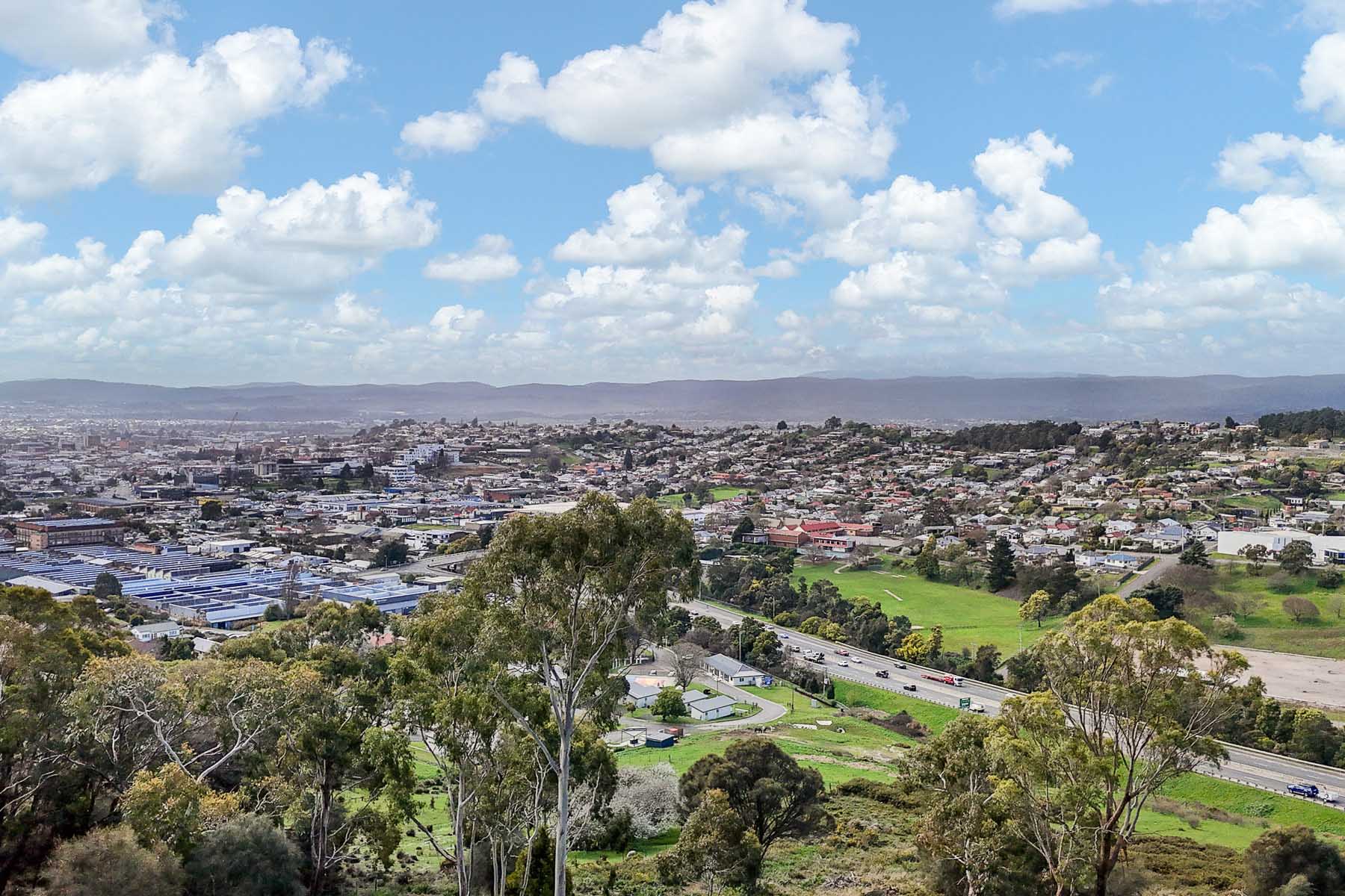 64 Peel Street West, West Launceston