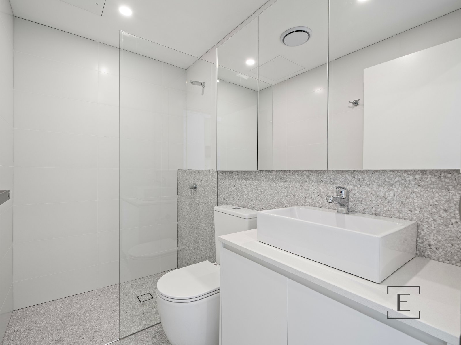 8 / 6 Gladys Avenue, Frenchs Forest