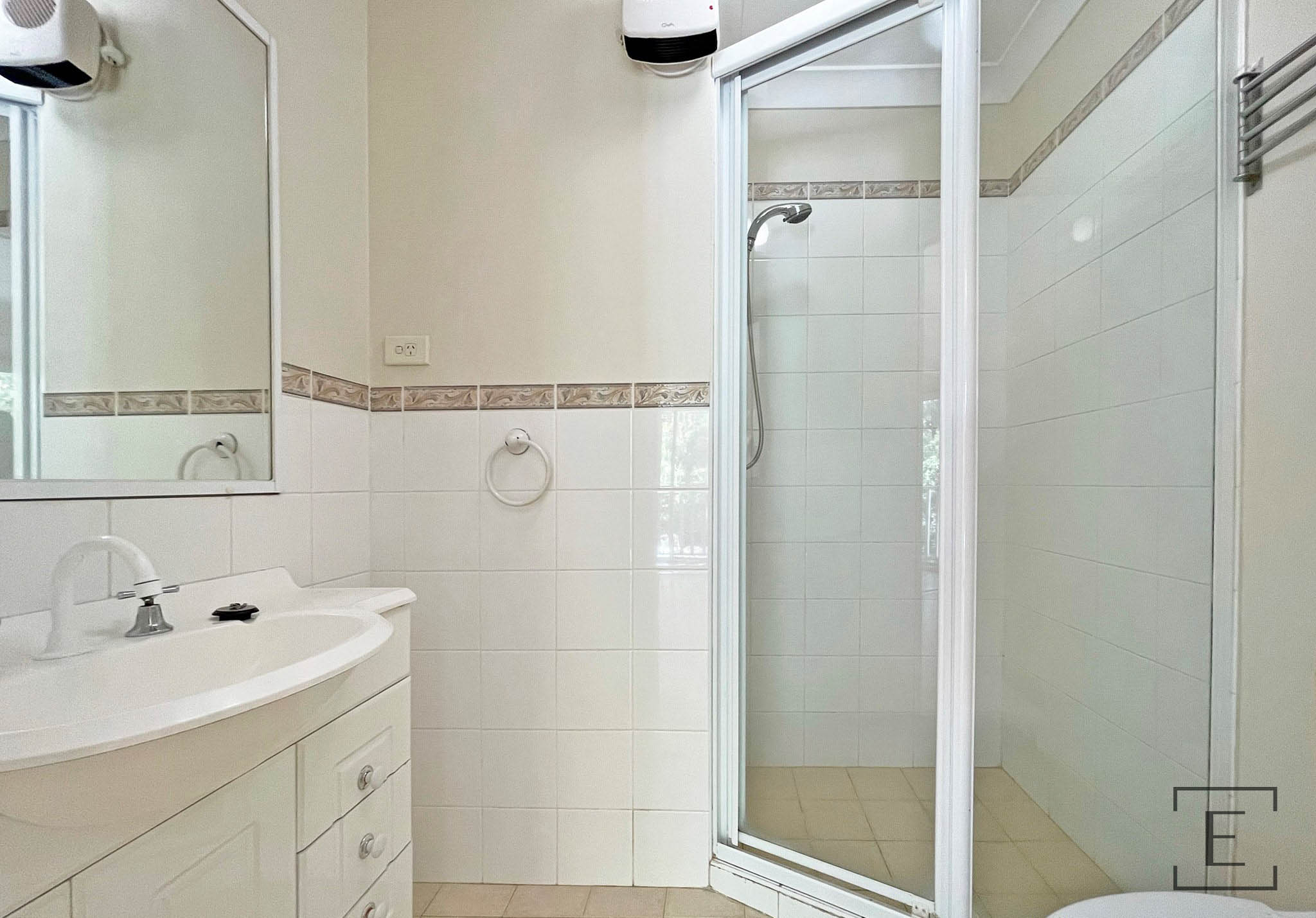 11 / 2 Station Avenue, Concord West