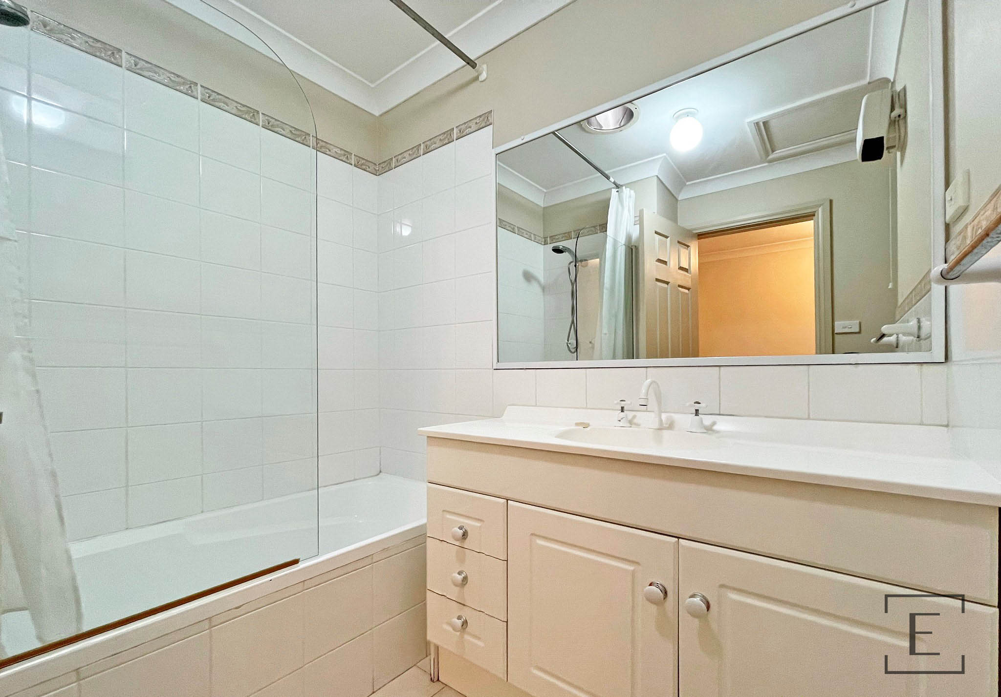 11 / 2 Station Avenue, Concord West