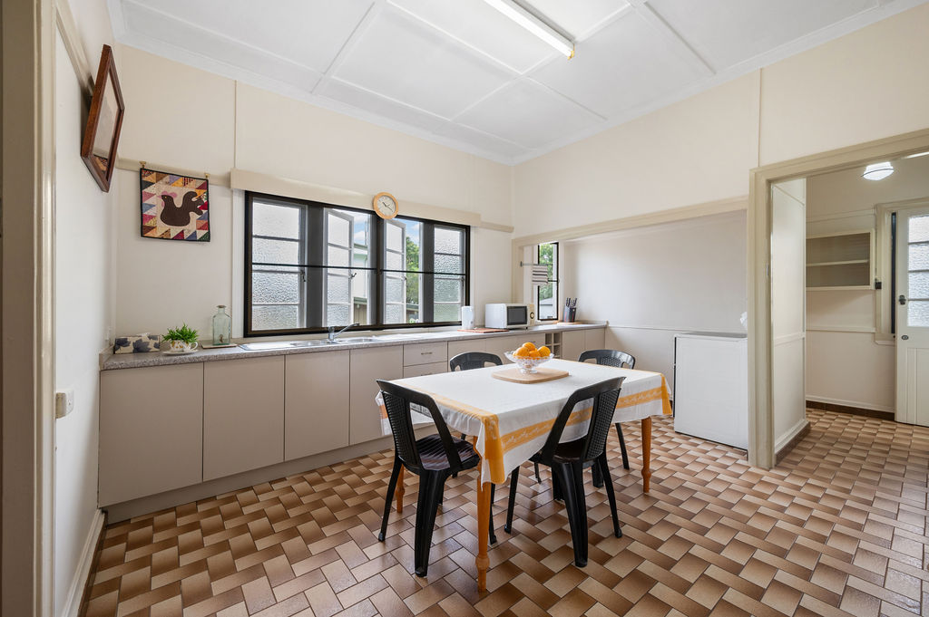 21 Robert Street, Atherton