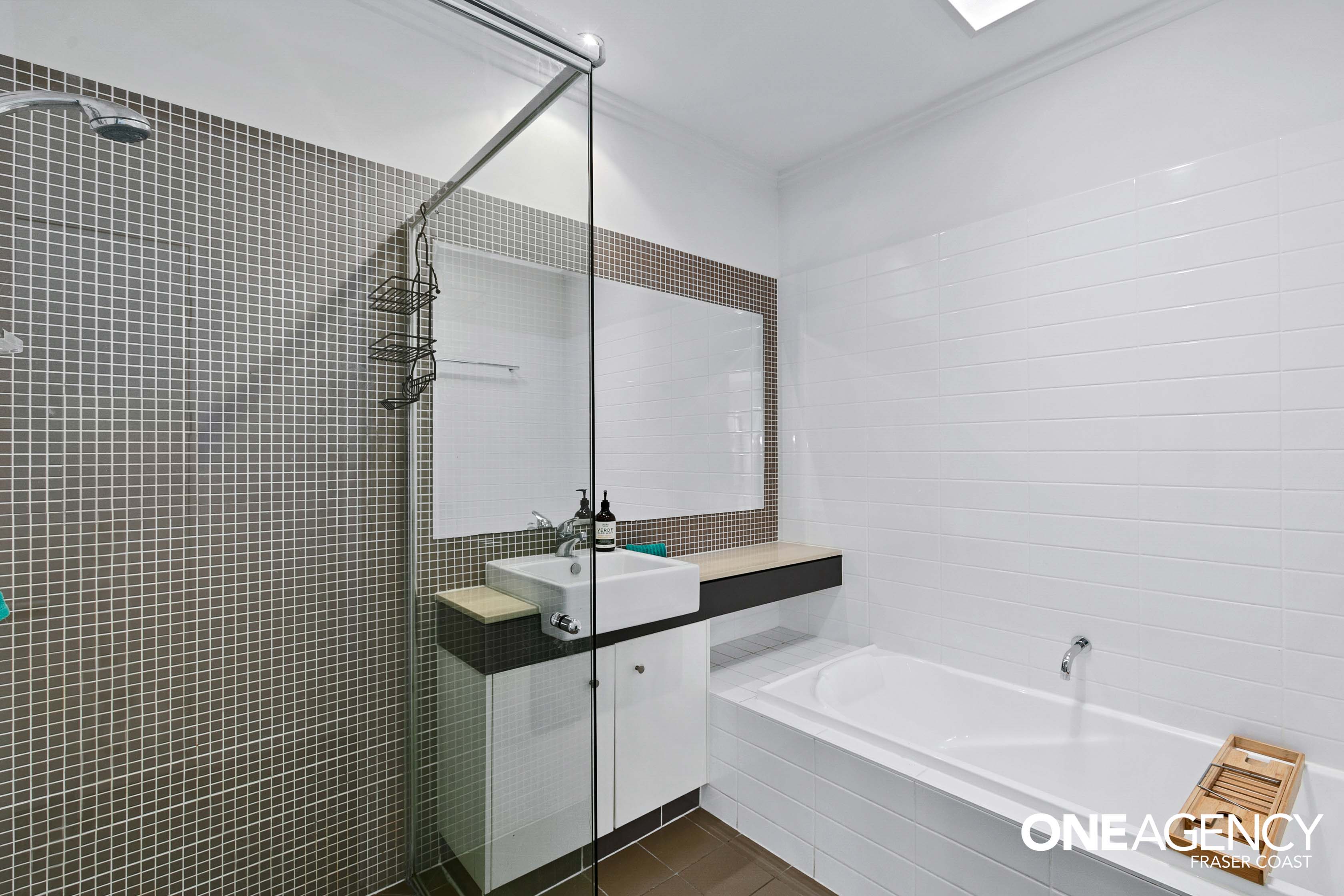 16 / 80 Moolyyir Street, Urangan