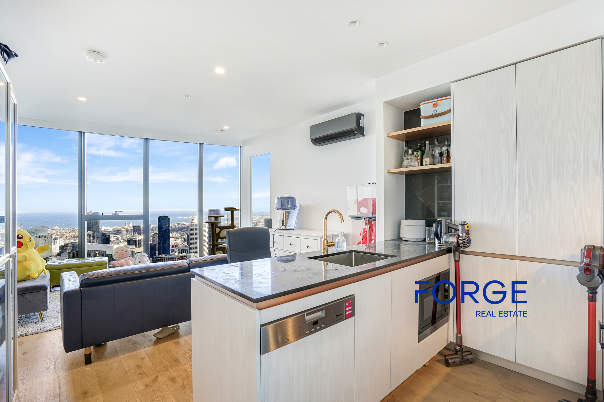 8102 / 228 La Trobe Street, MELBOURNE
