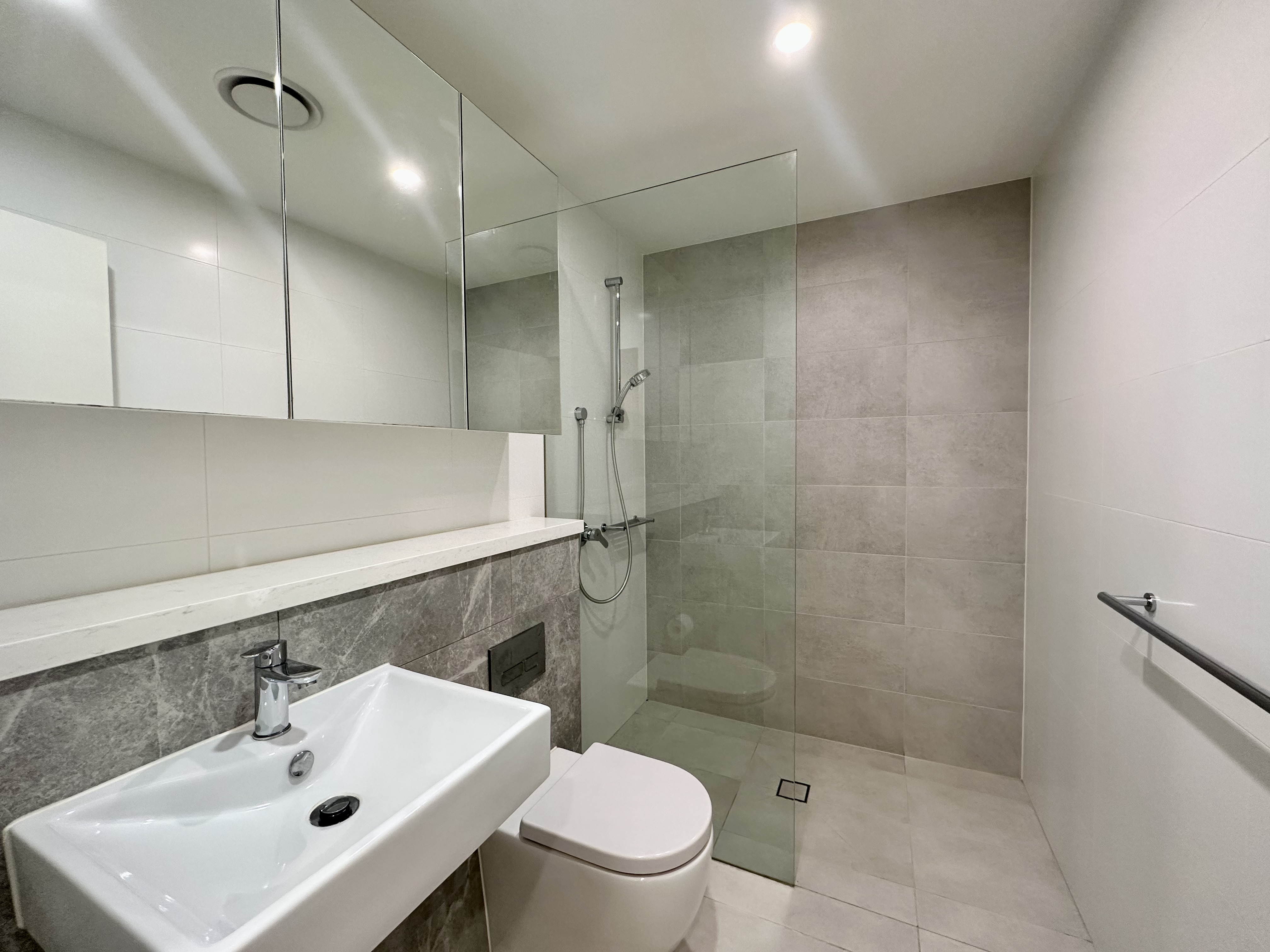 207 / 18 Cliff Road - Lightbox View 6