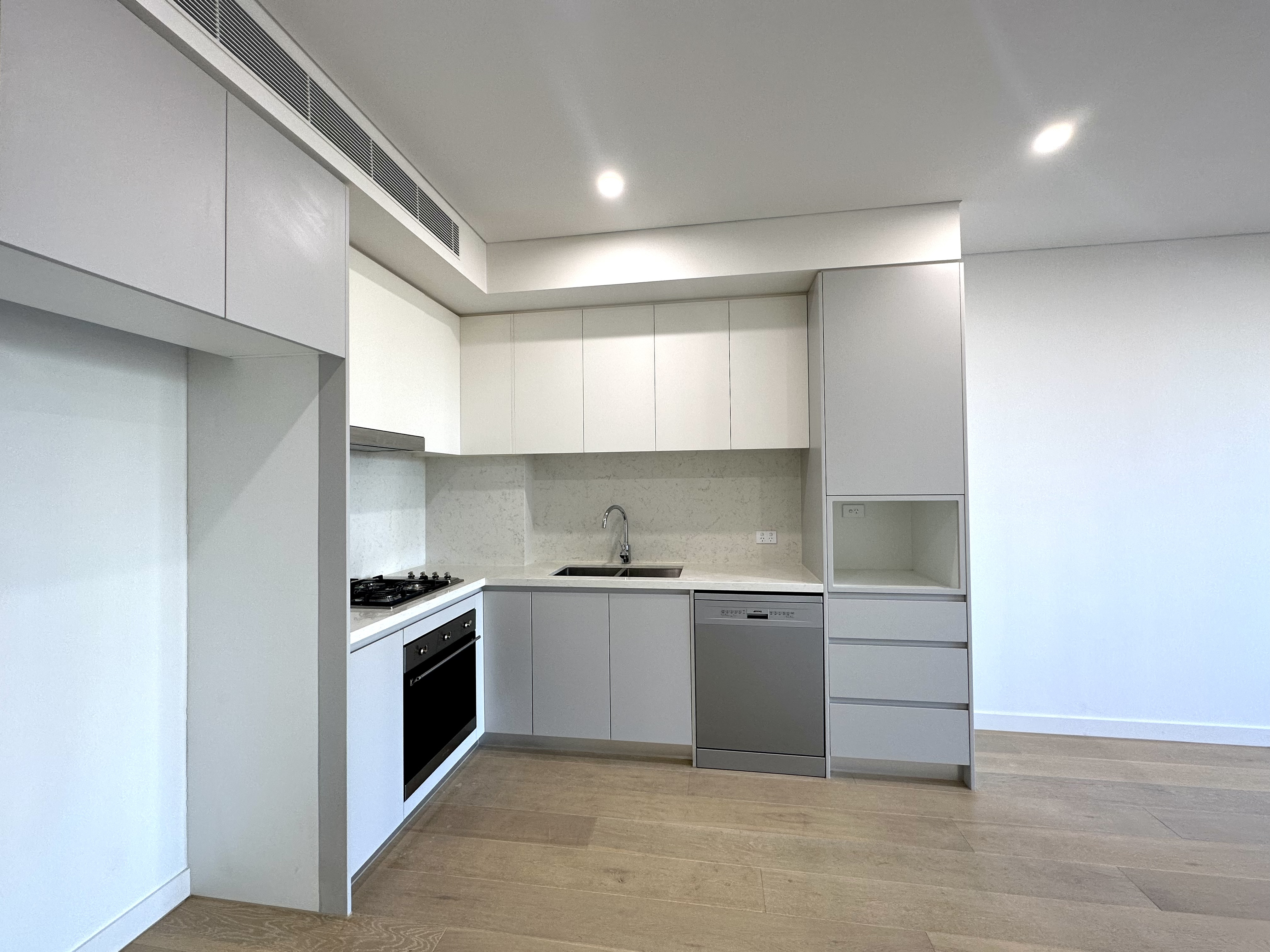 207 / 18 Cliff Road - Lightbox View 3