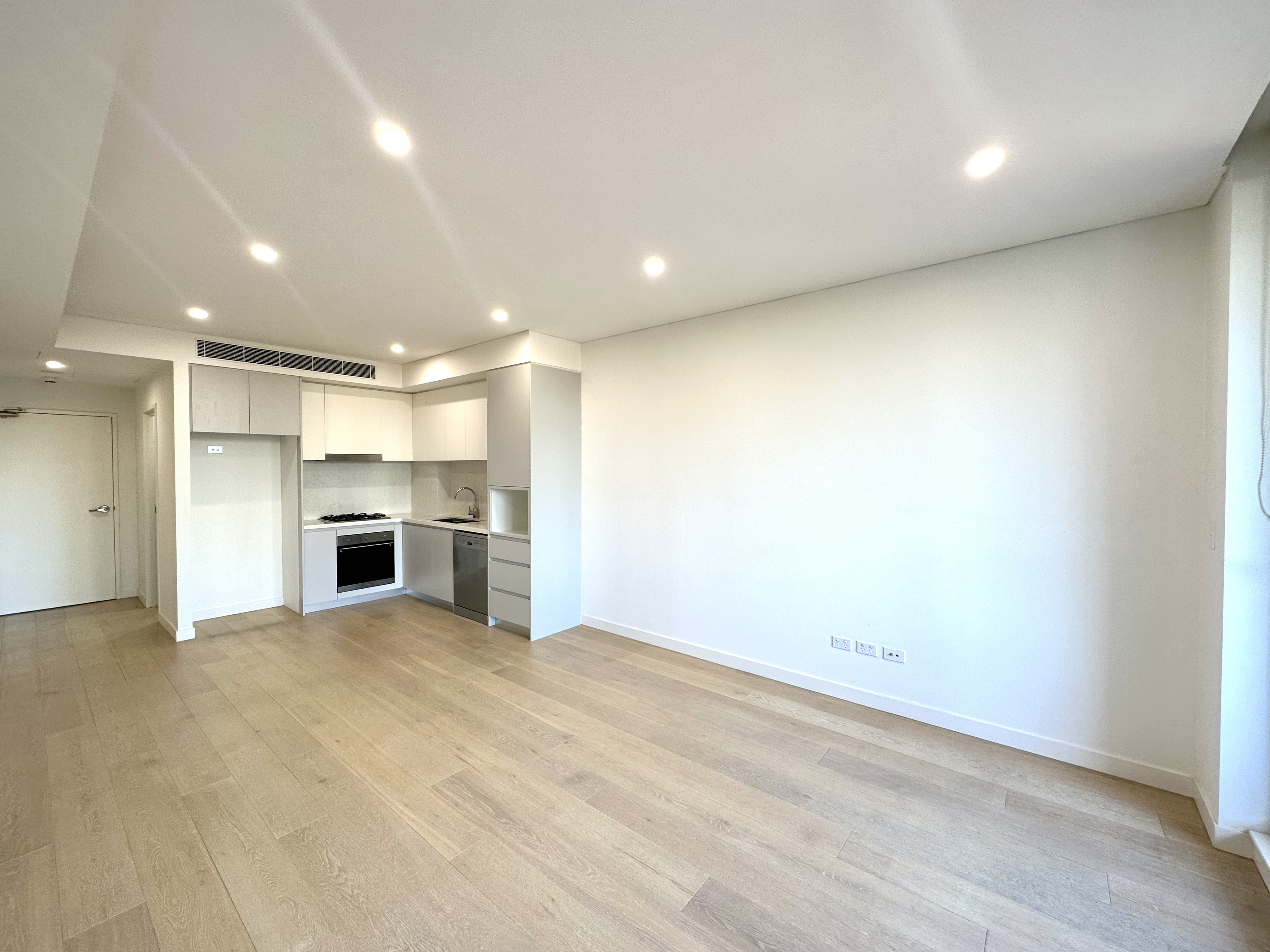 207 / 18 Cliff Road - Lightbox View 1