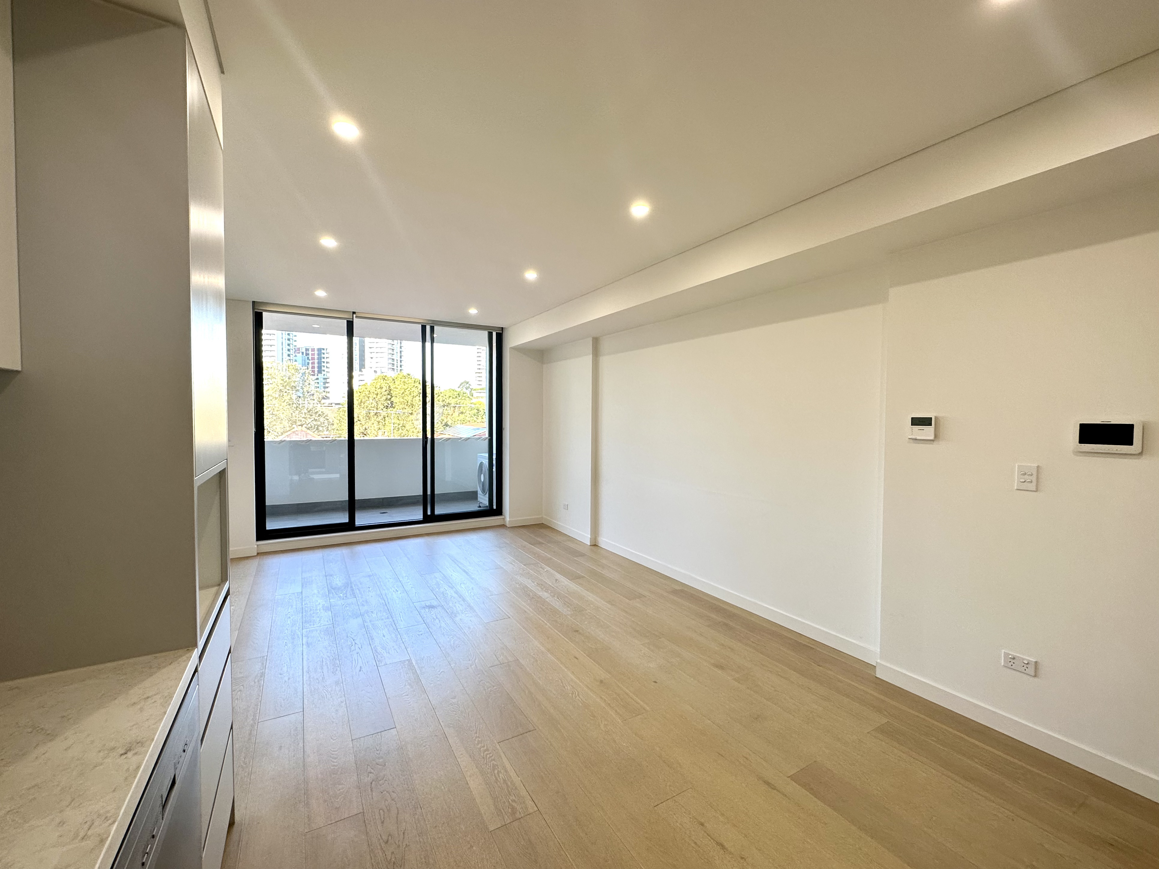 207 / 18 Cliff Road - Lightbox View 2