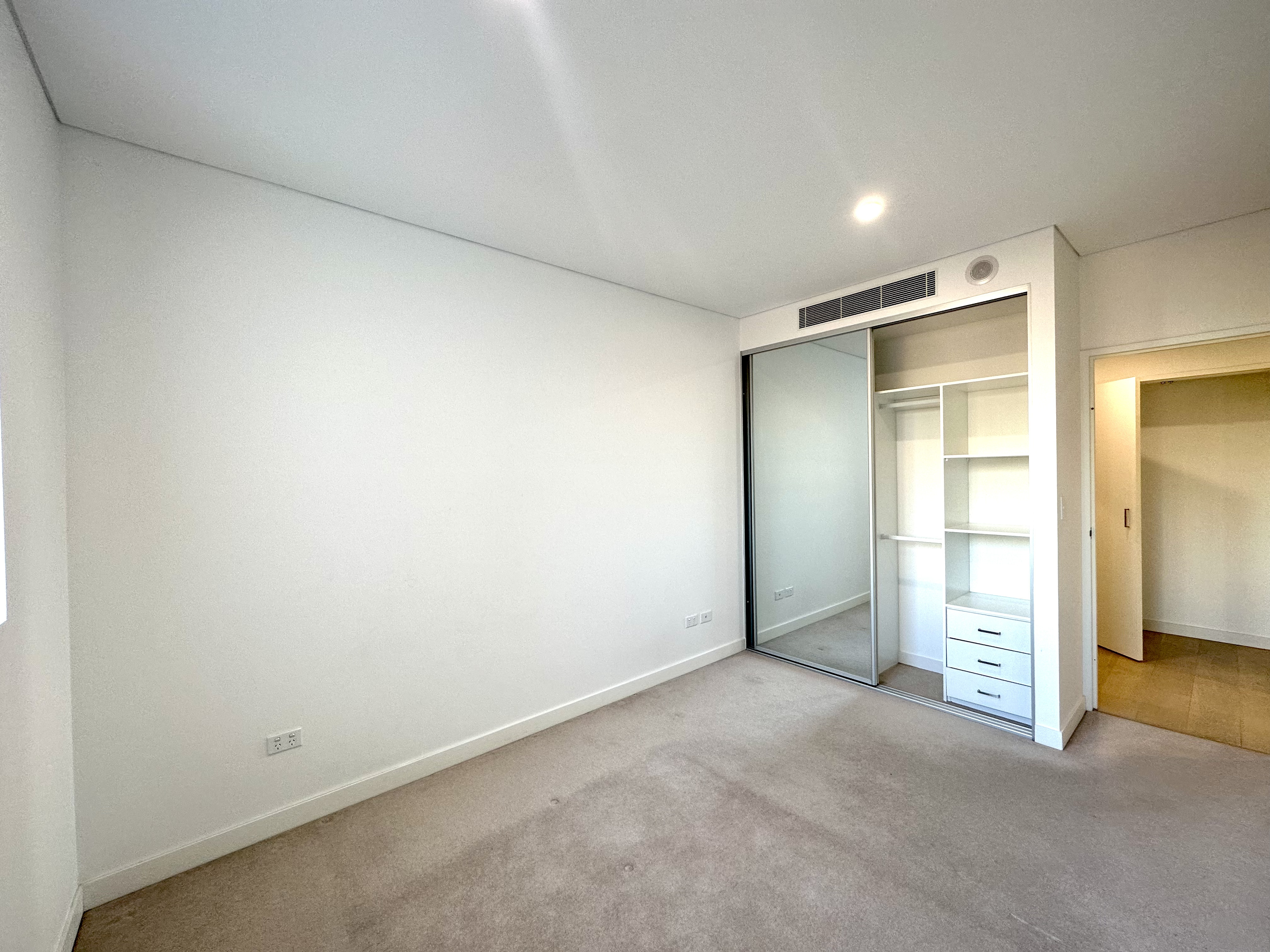 207 / 18 Cliff Road - Lightbox View 4