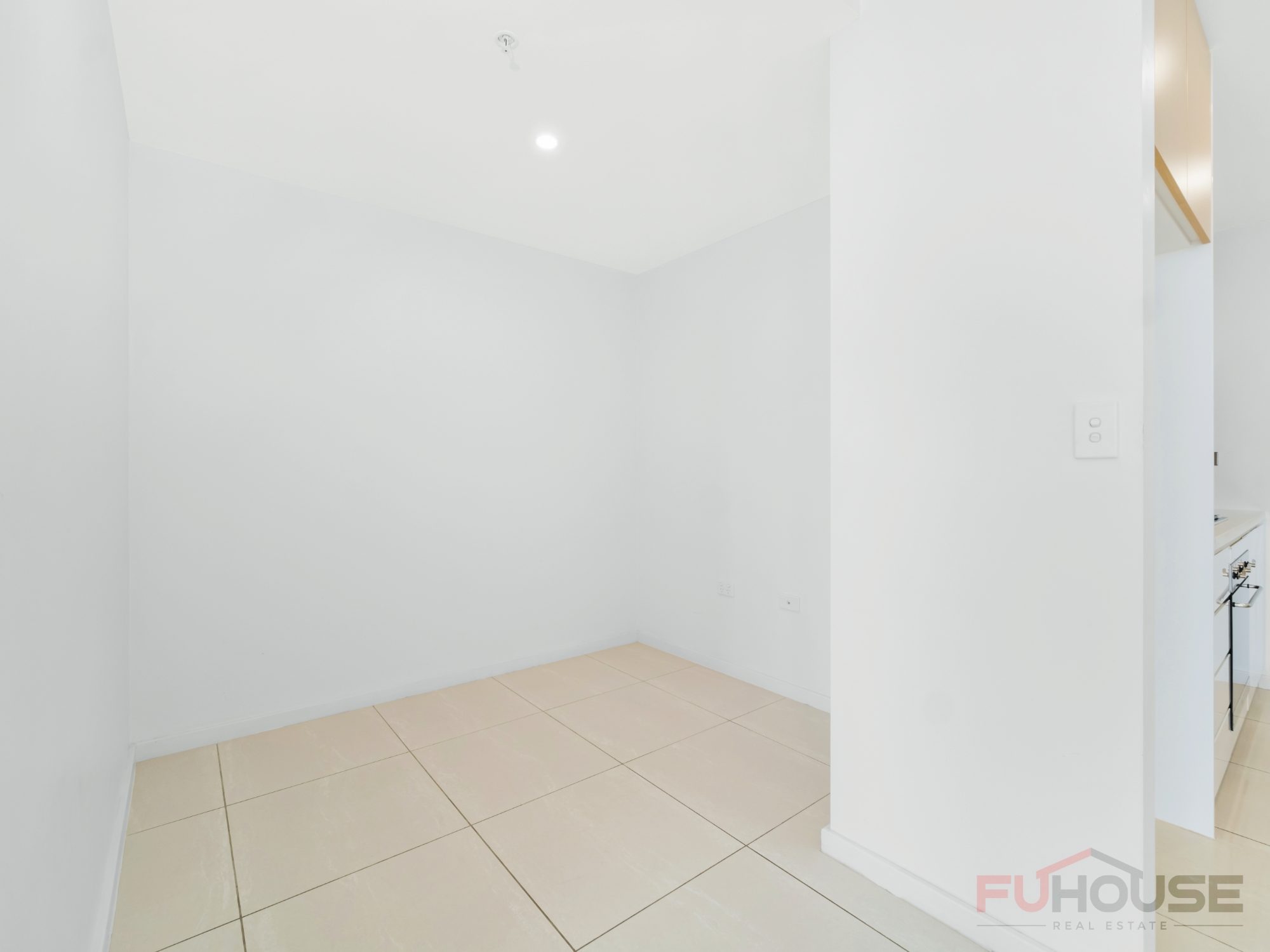 1004 / 2 Lachlan Street - Lightbox View 10