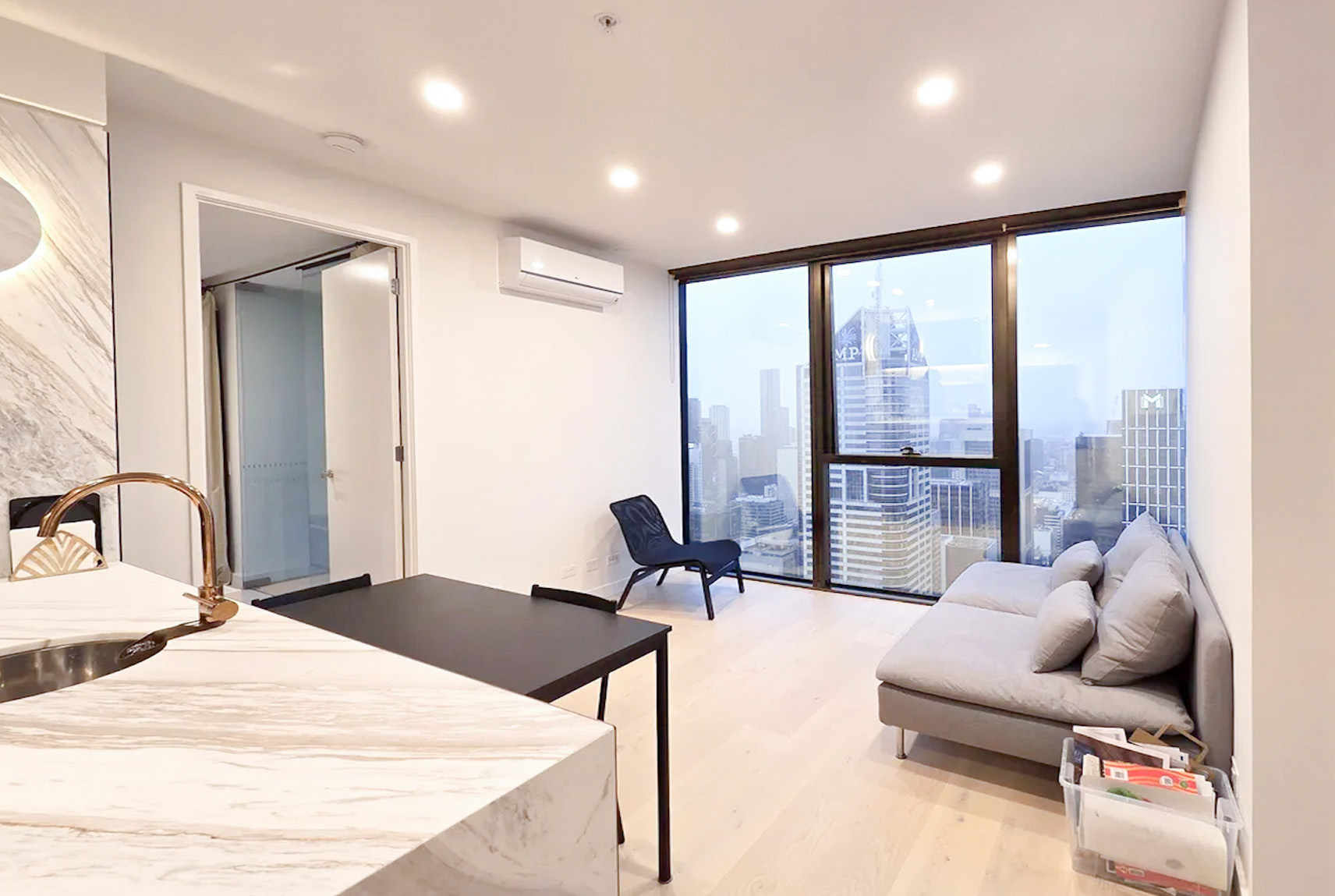 2 Bedroom 2 Bathroom with 1 study Apartment in Melbourne CBD
