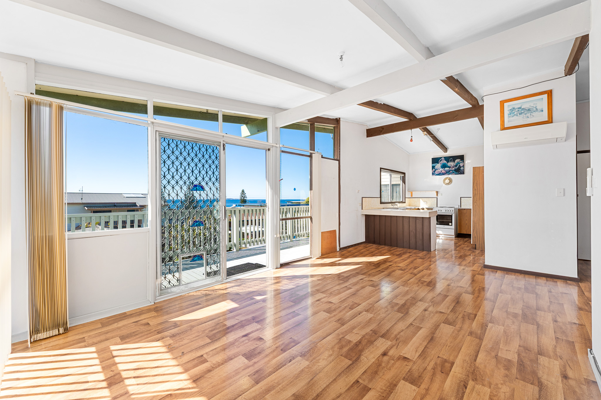 28 Sunset Boulevard, Kianga