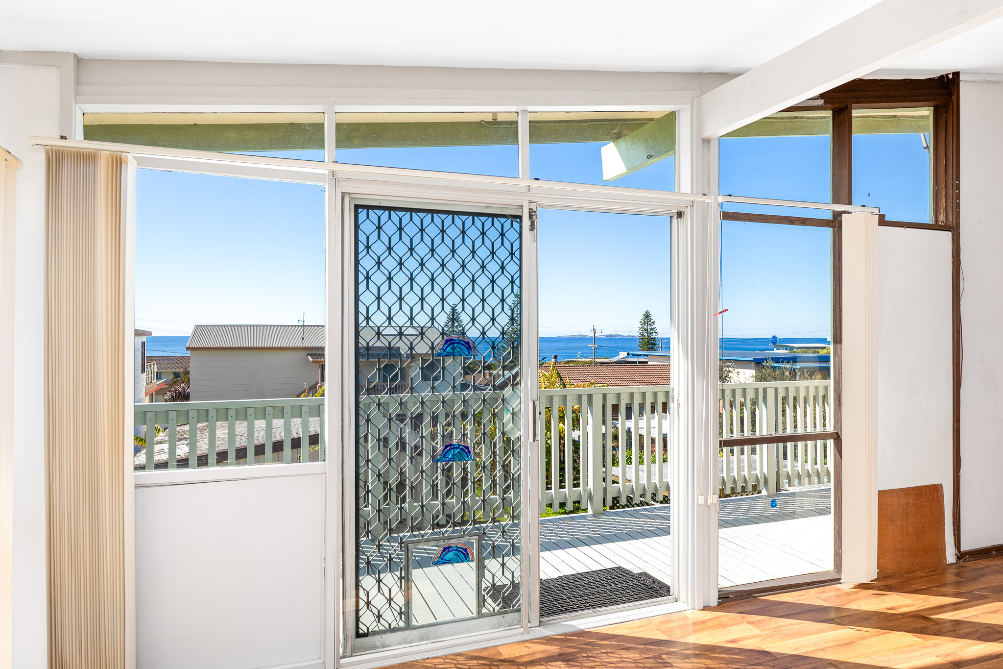 28 Sunset Boulevard, Kianga