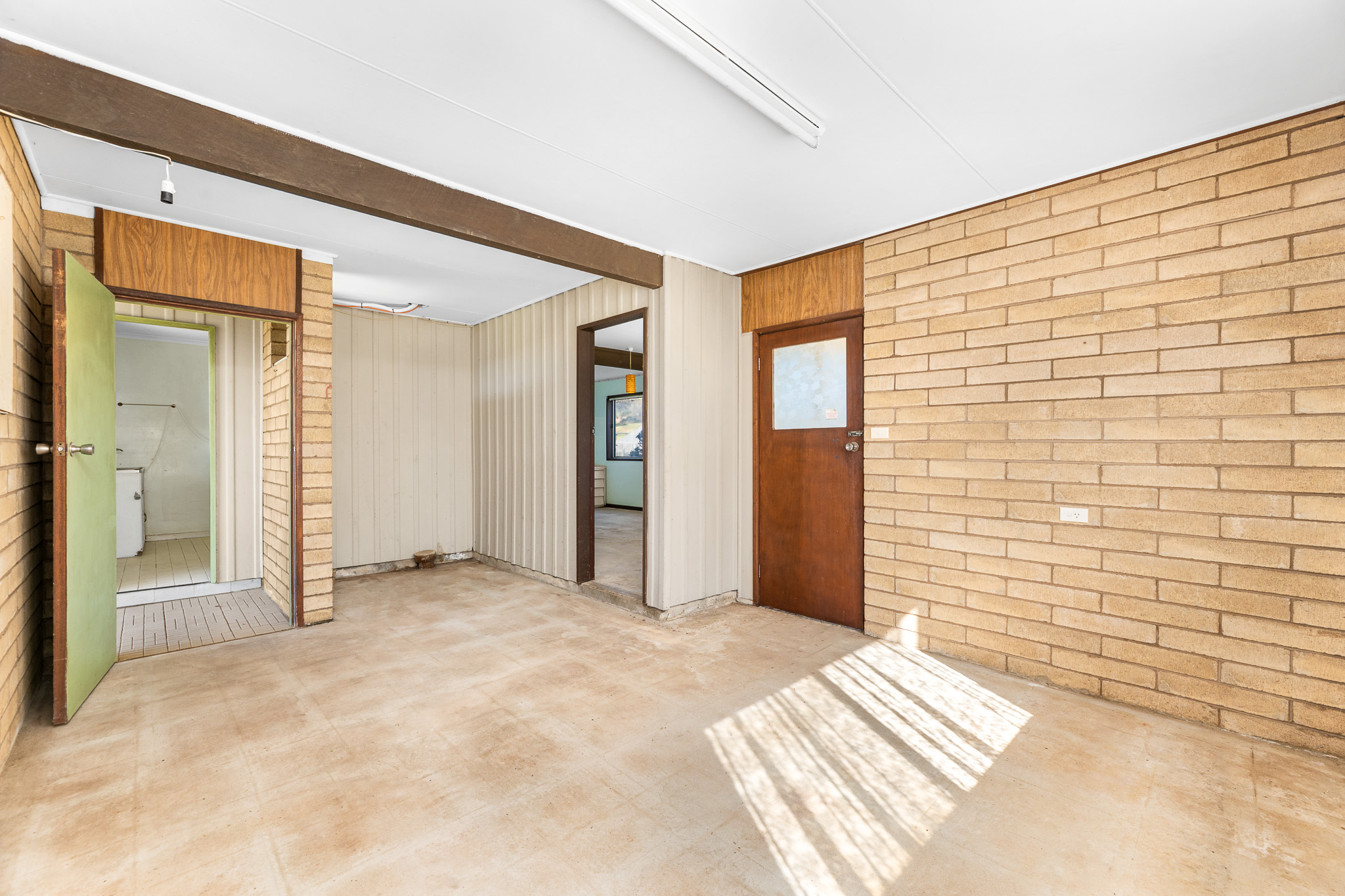 28 Sunset Boulevard, Kianga