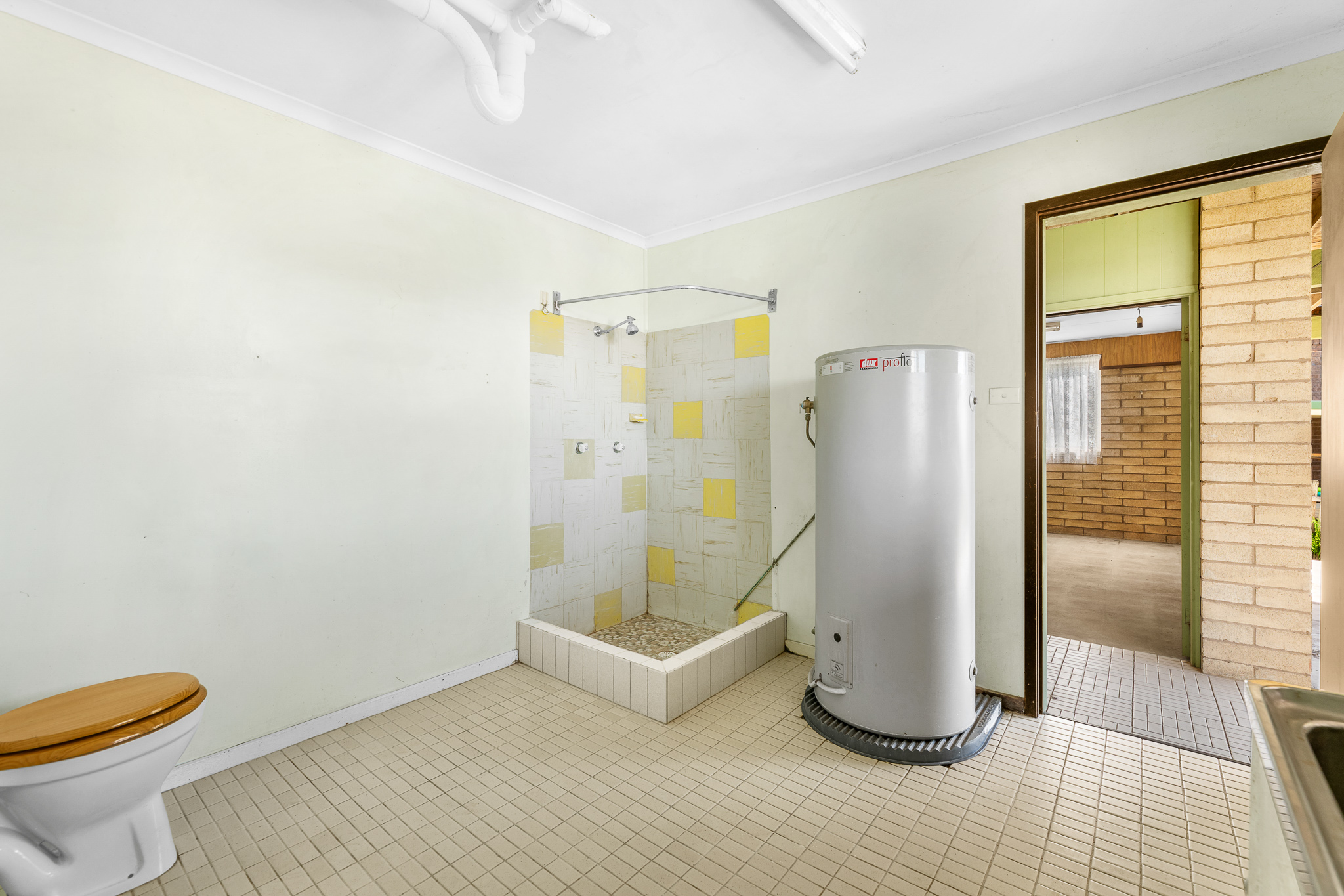 28 Sunset Boulevard, Kianga