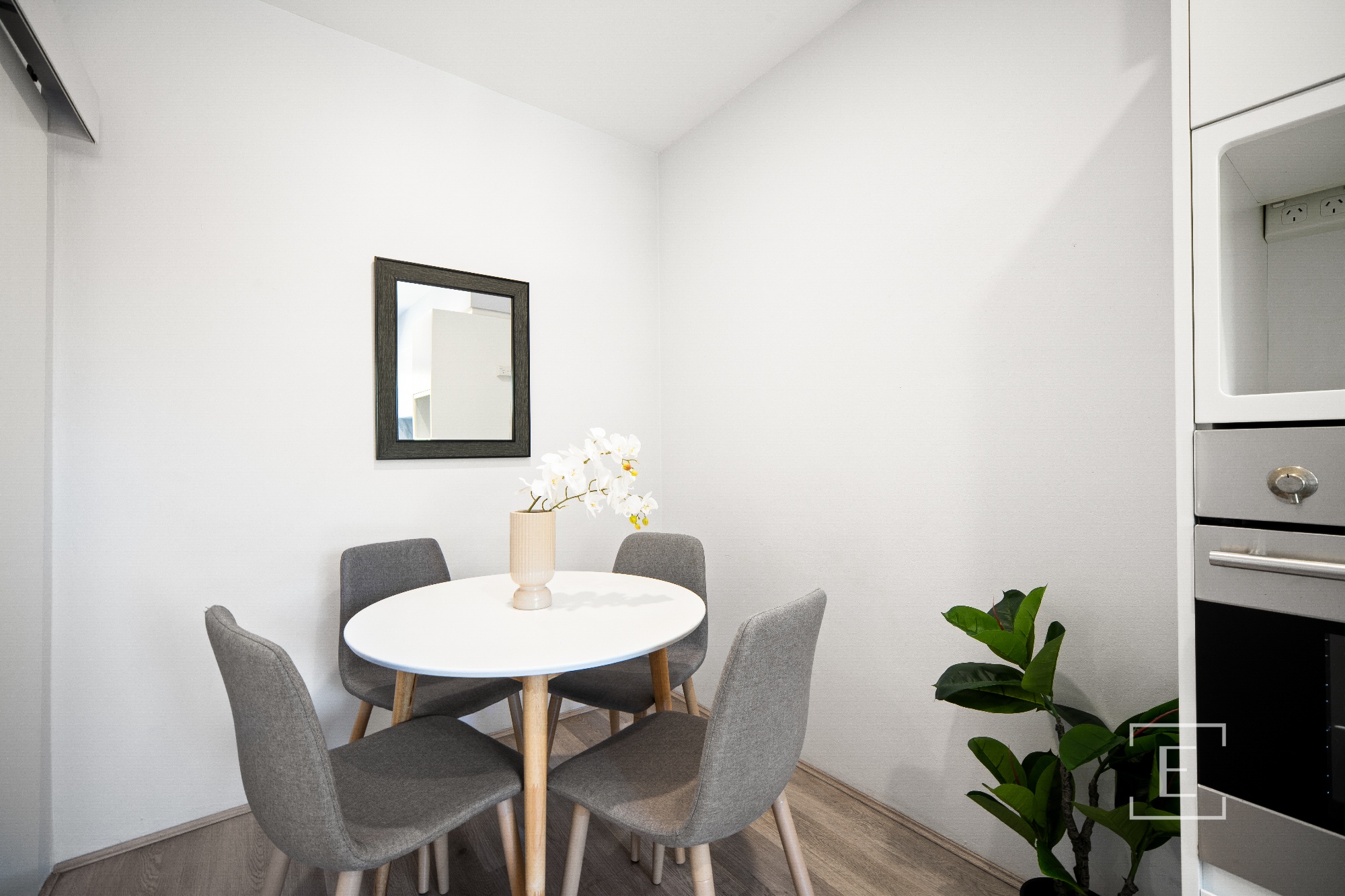2 / 114 The Crescent, Homebush West