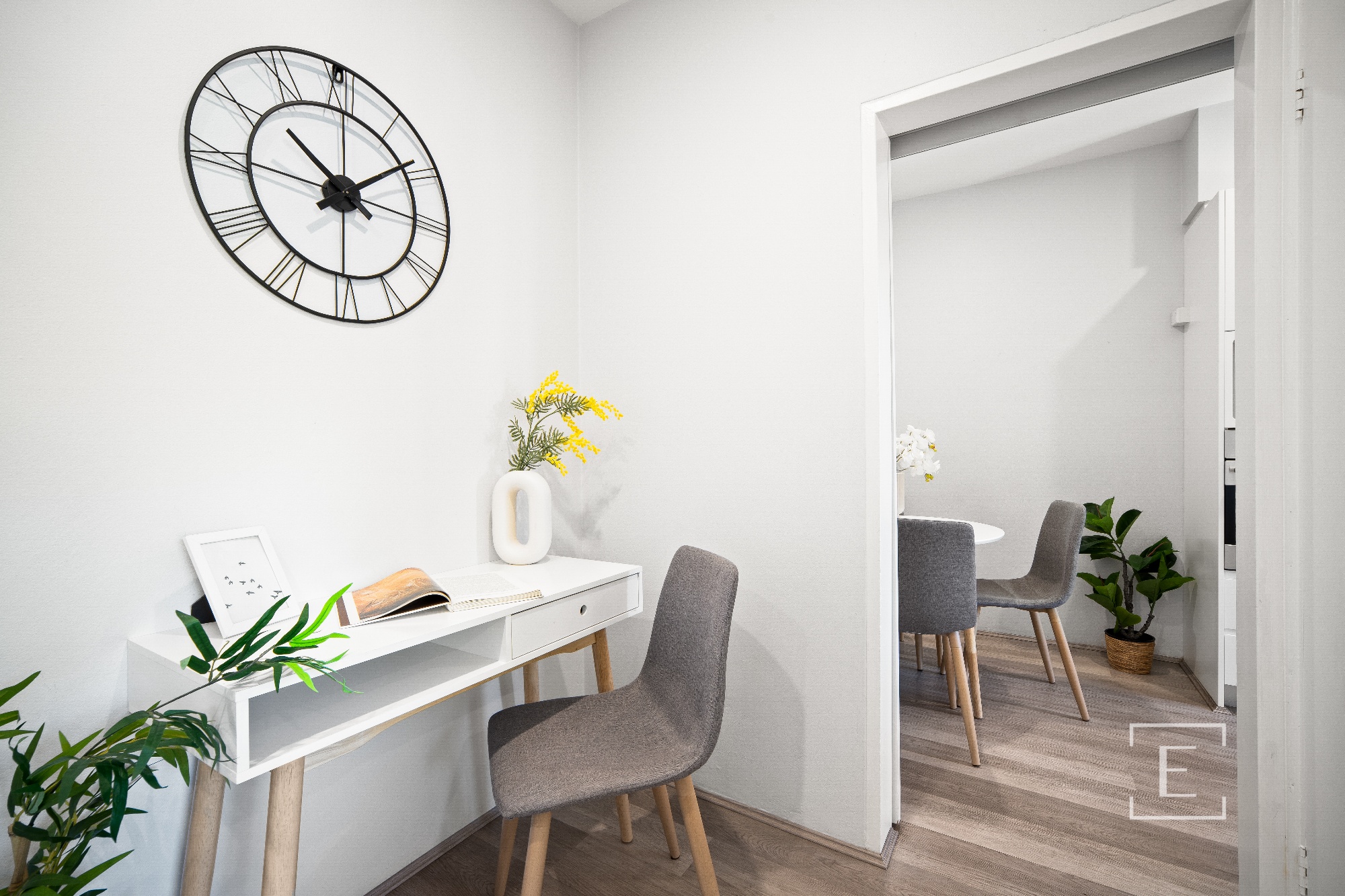 2 / 114 The Crescent, Homebush West