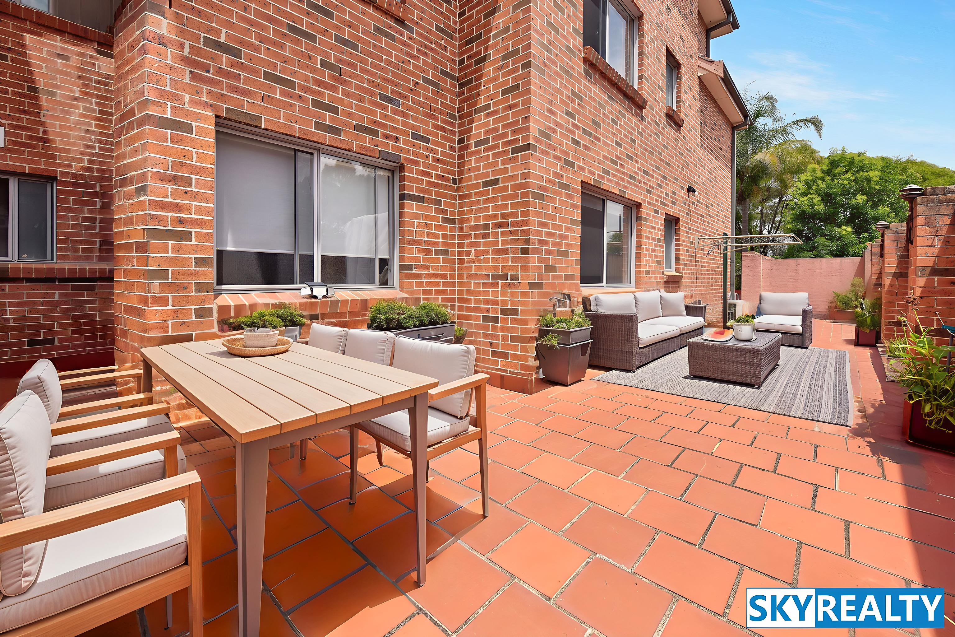 Large Villa-Style Home-Unit with Double Lock-Up Garage – Short Walk to Parramatta CBD & Train Station