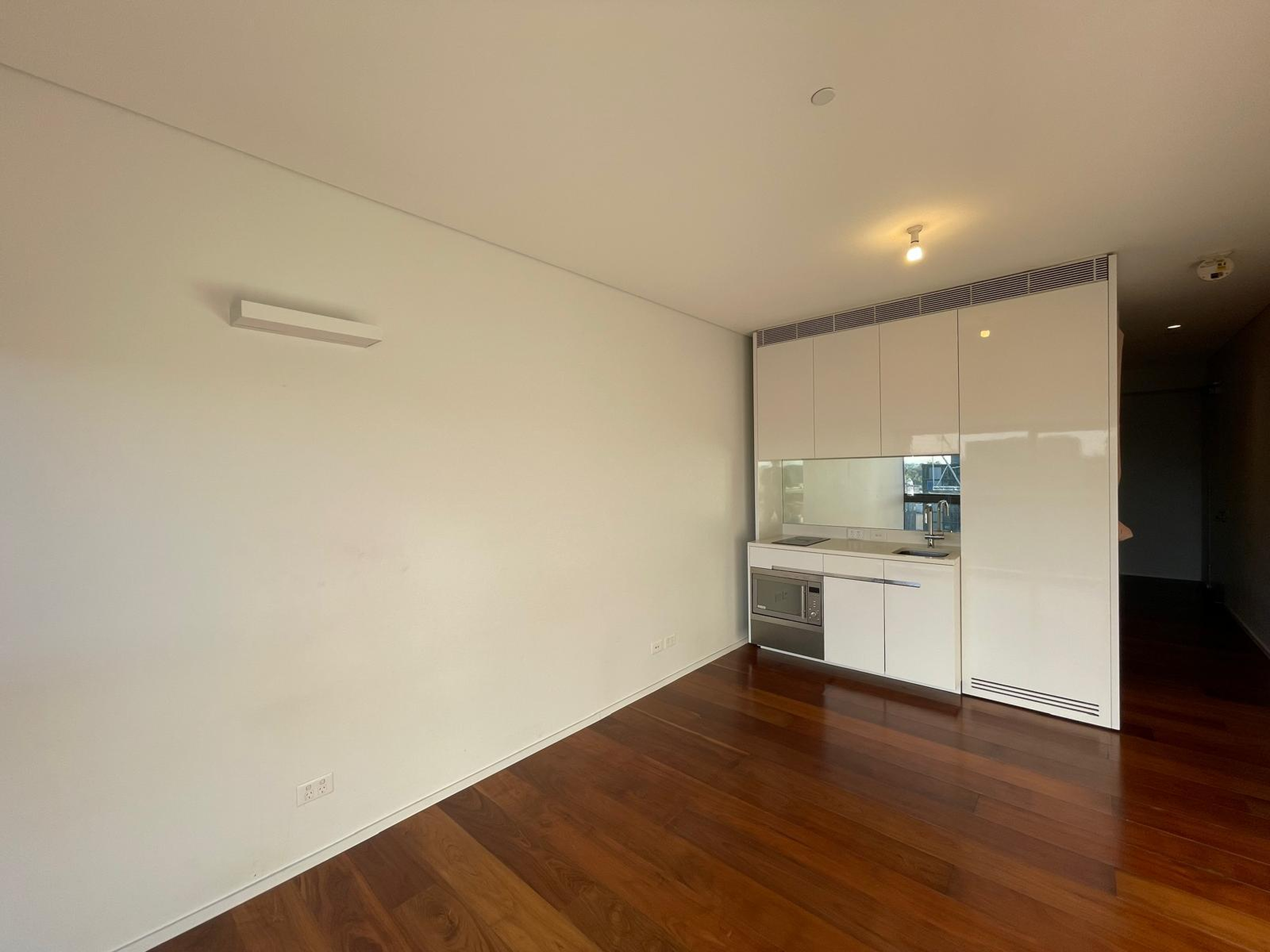 14131 / 8 Park Lane - Main View 3