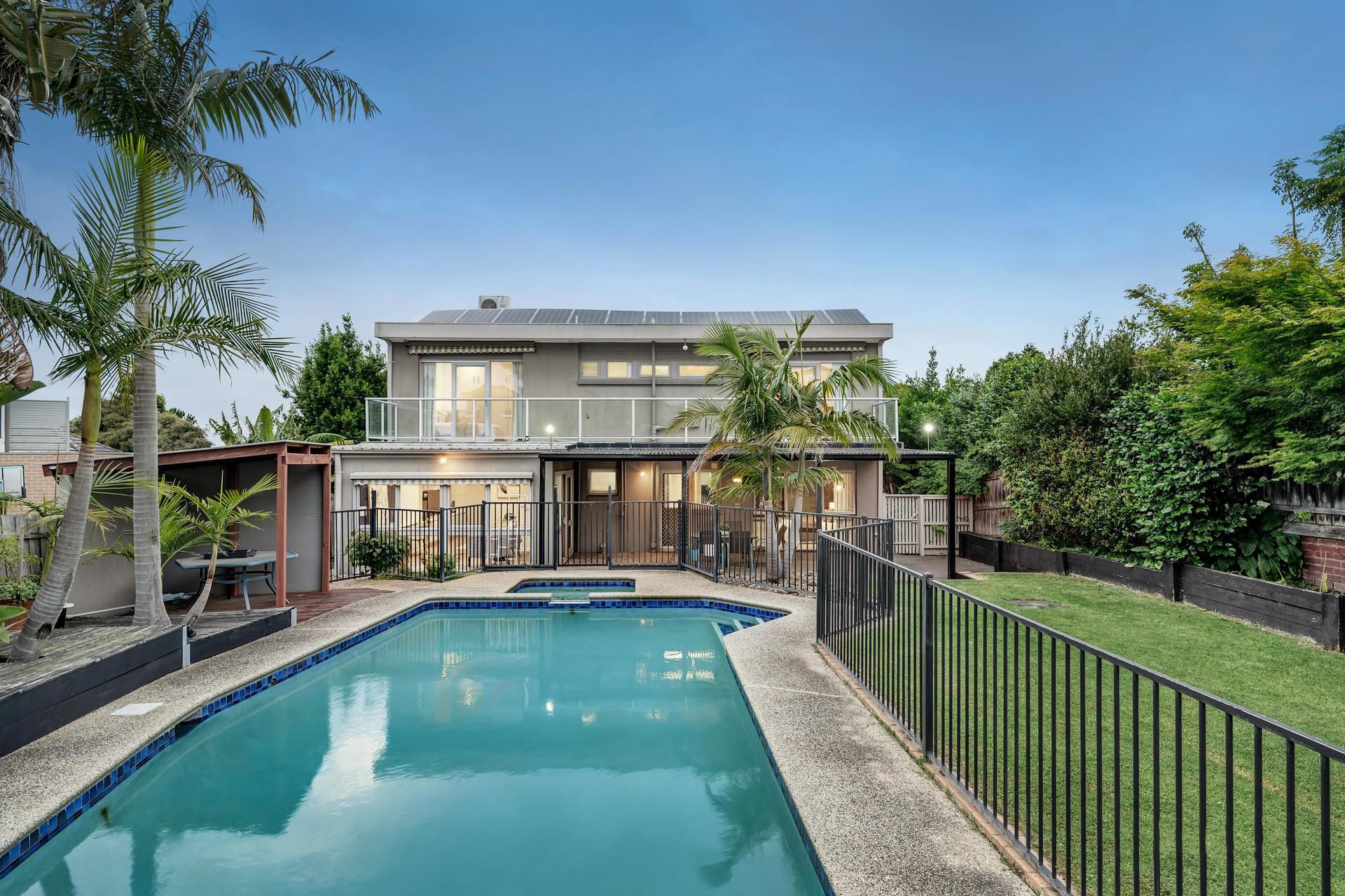 Elegant Family Living in a Prestigious Court Location