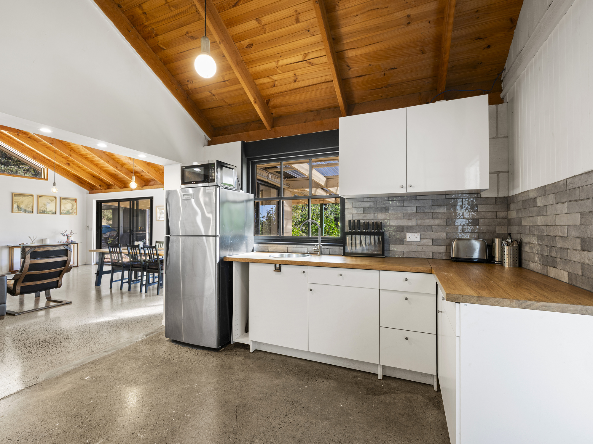 696 Cambatong Road, Tolmie