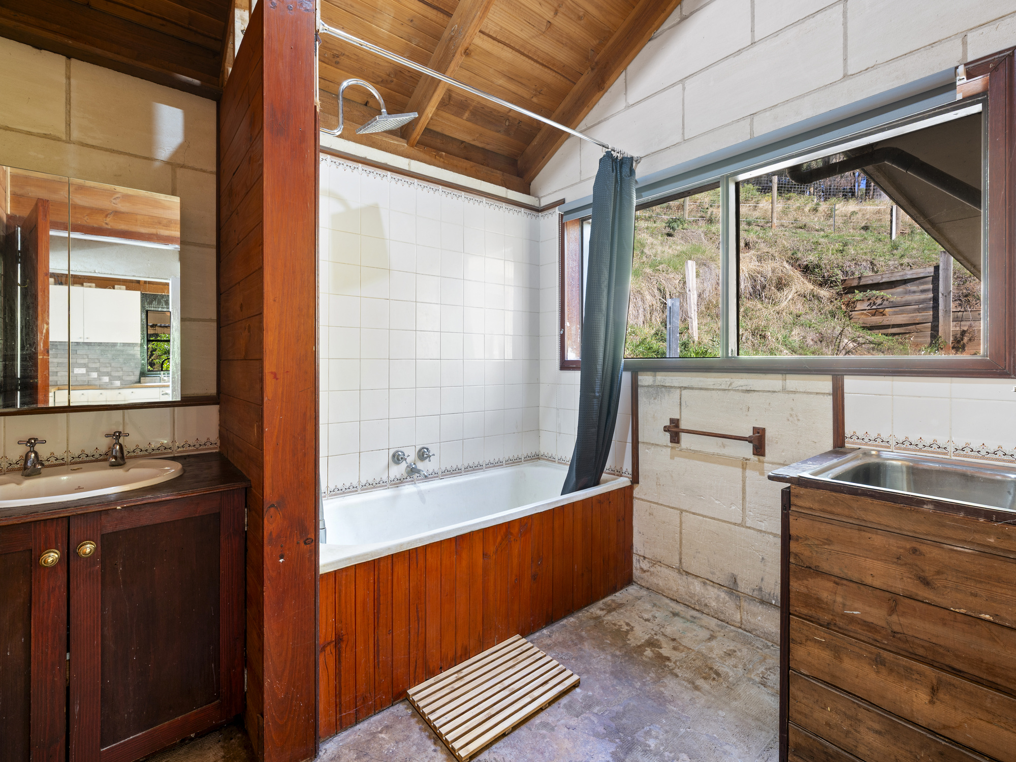 696 Cambatong Road, Tolmie