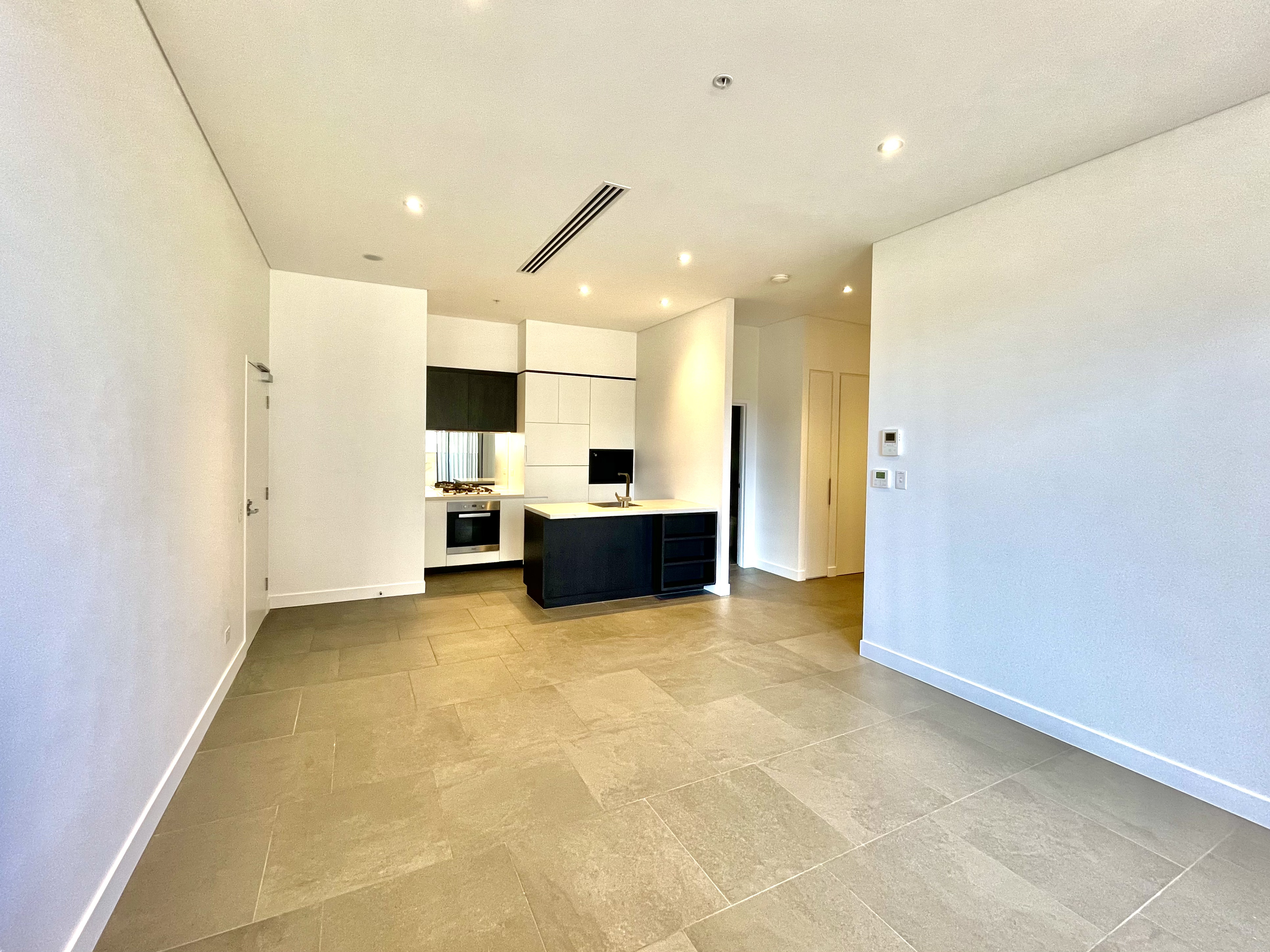302 / 1 Marshall Avenue - Main View 2