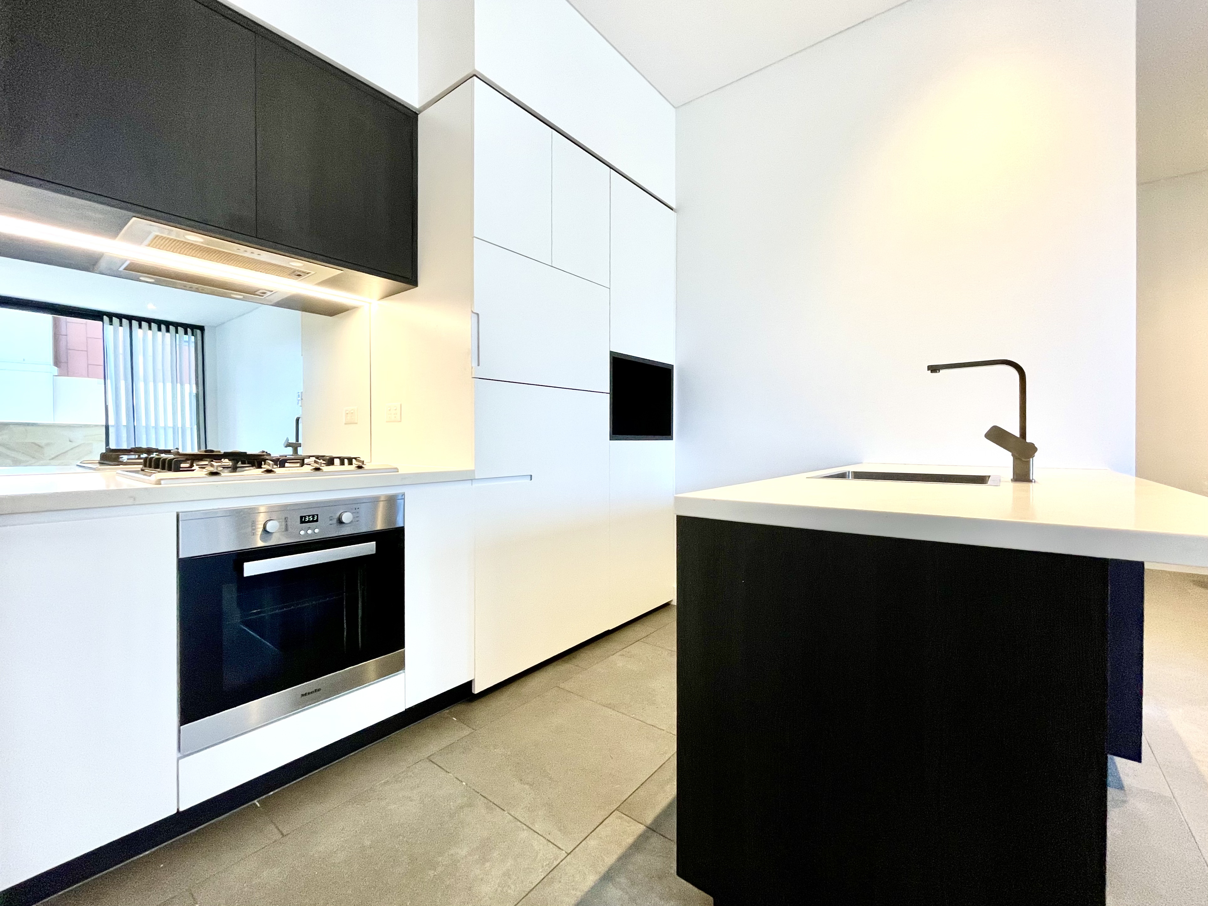 302 / 1 Marshall Avenue - Main View 3