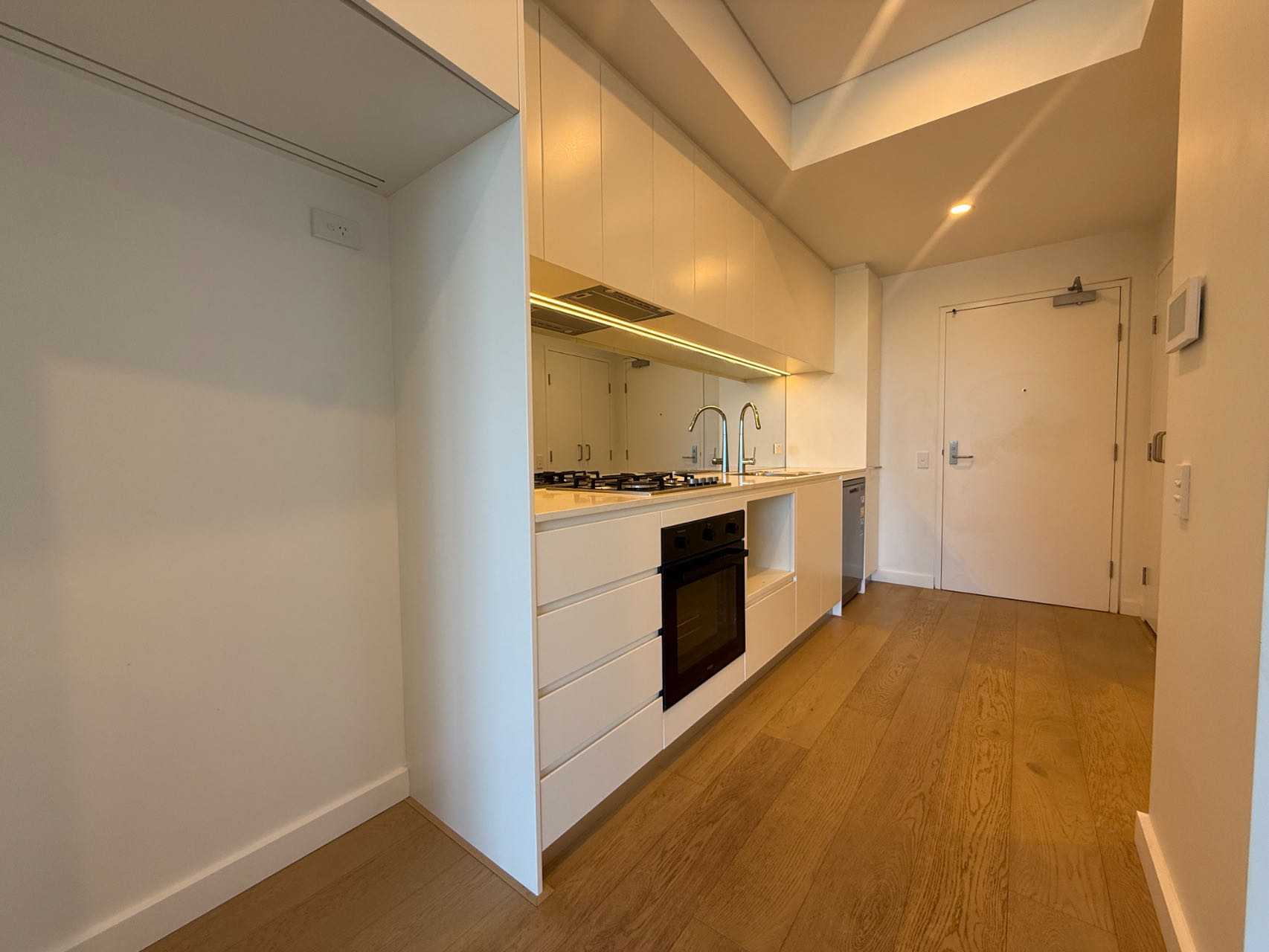 405 / 36 Kitchener Parade - Main View 6