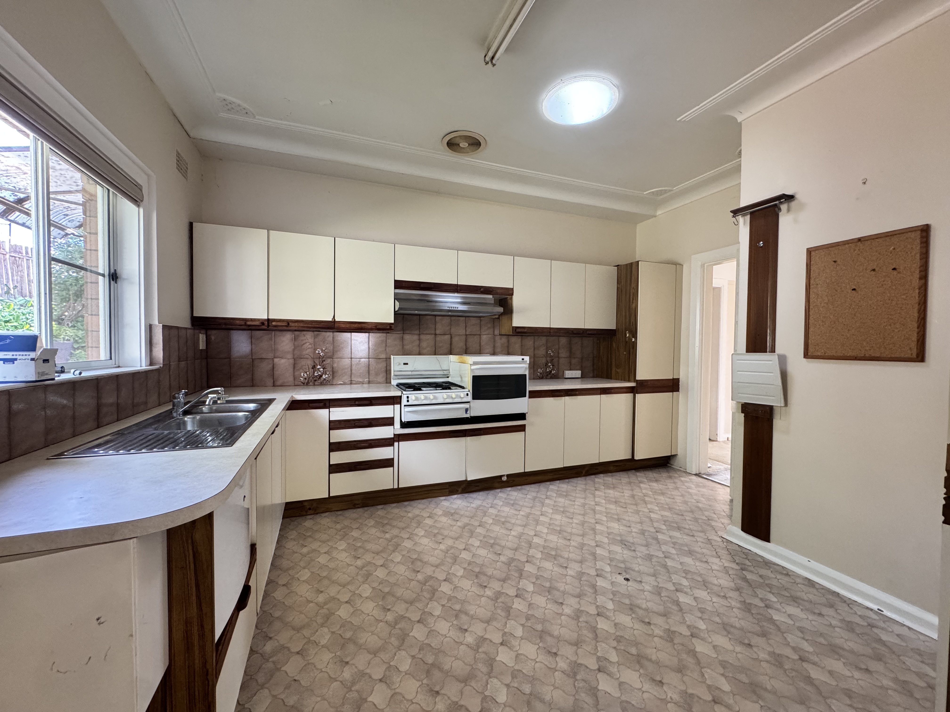 10 Rosebank Crescent - Main View 7