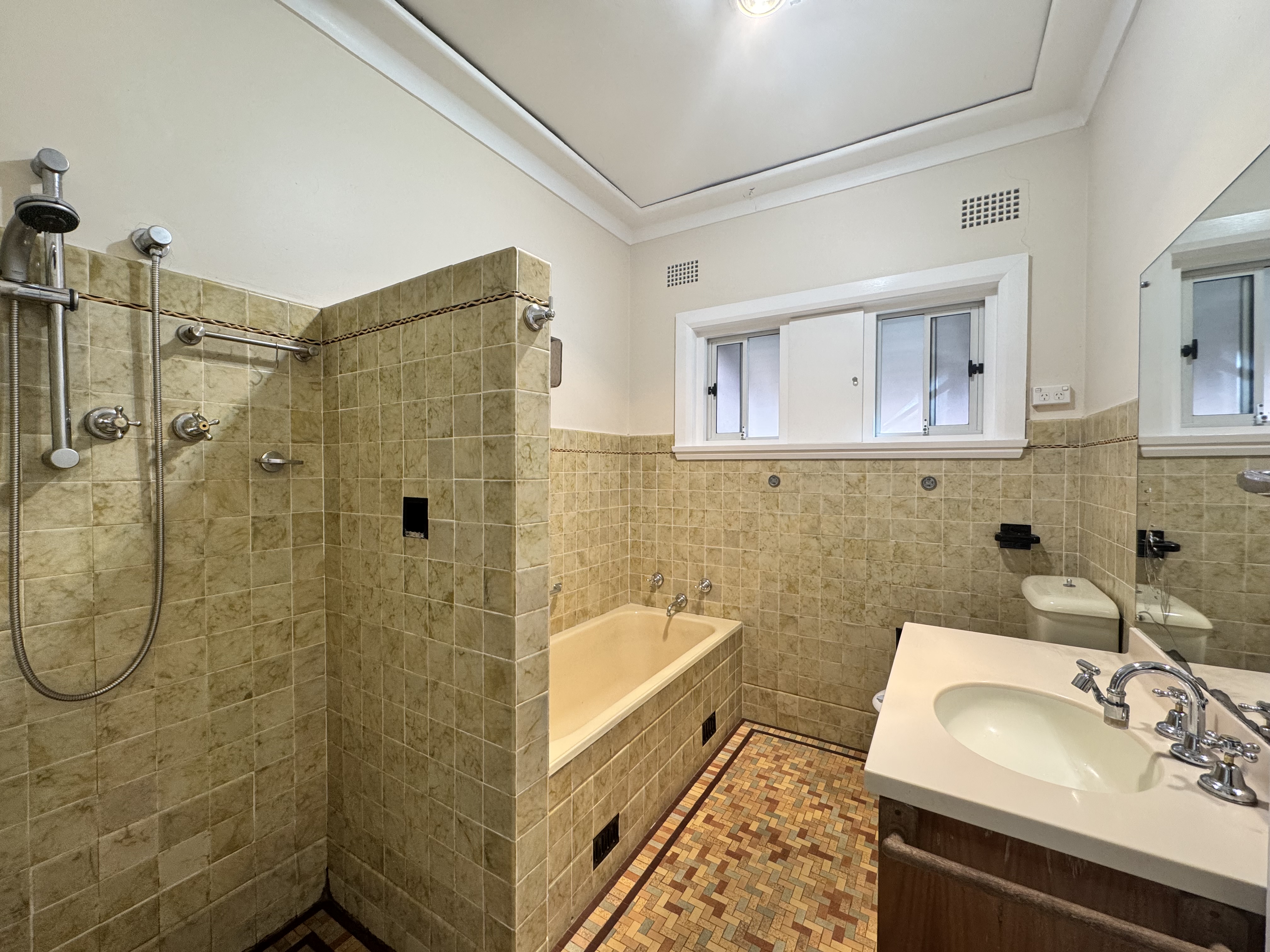 10 Rosebank Crescent - Main View 9